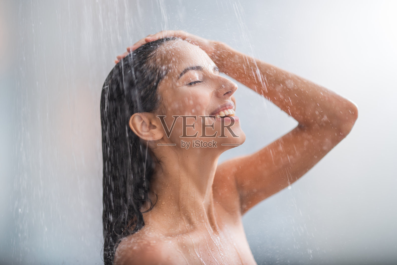 积极的女人洗热水澡照片摄影图片