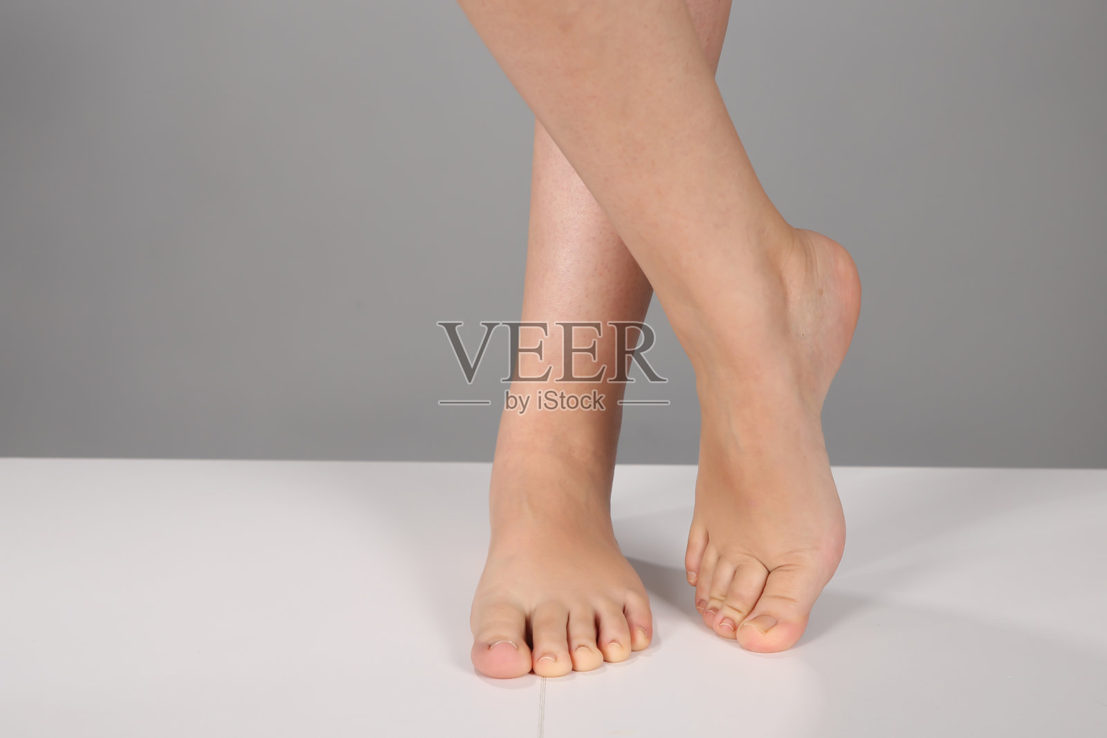 前后足部护理理念，女性足部，脚癣隔离在白色背景上照片摄影图片