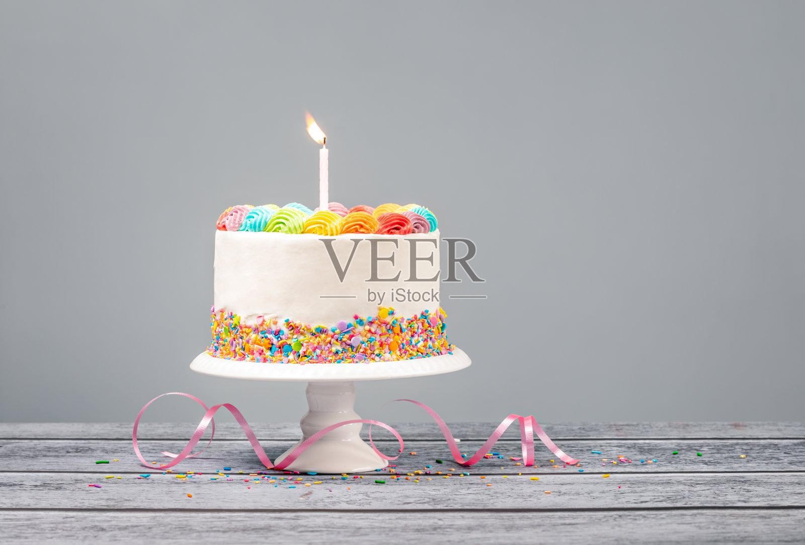 生日蛋糕和一支蜡烛照片摄影图片