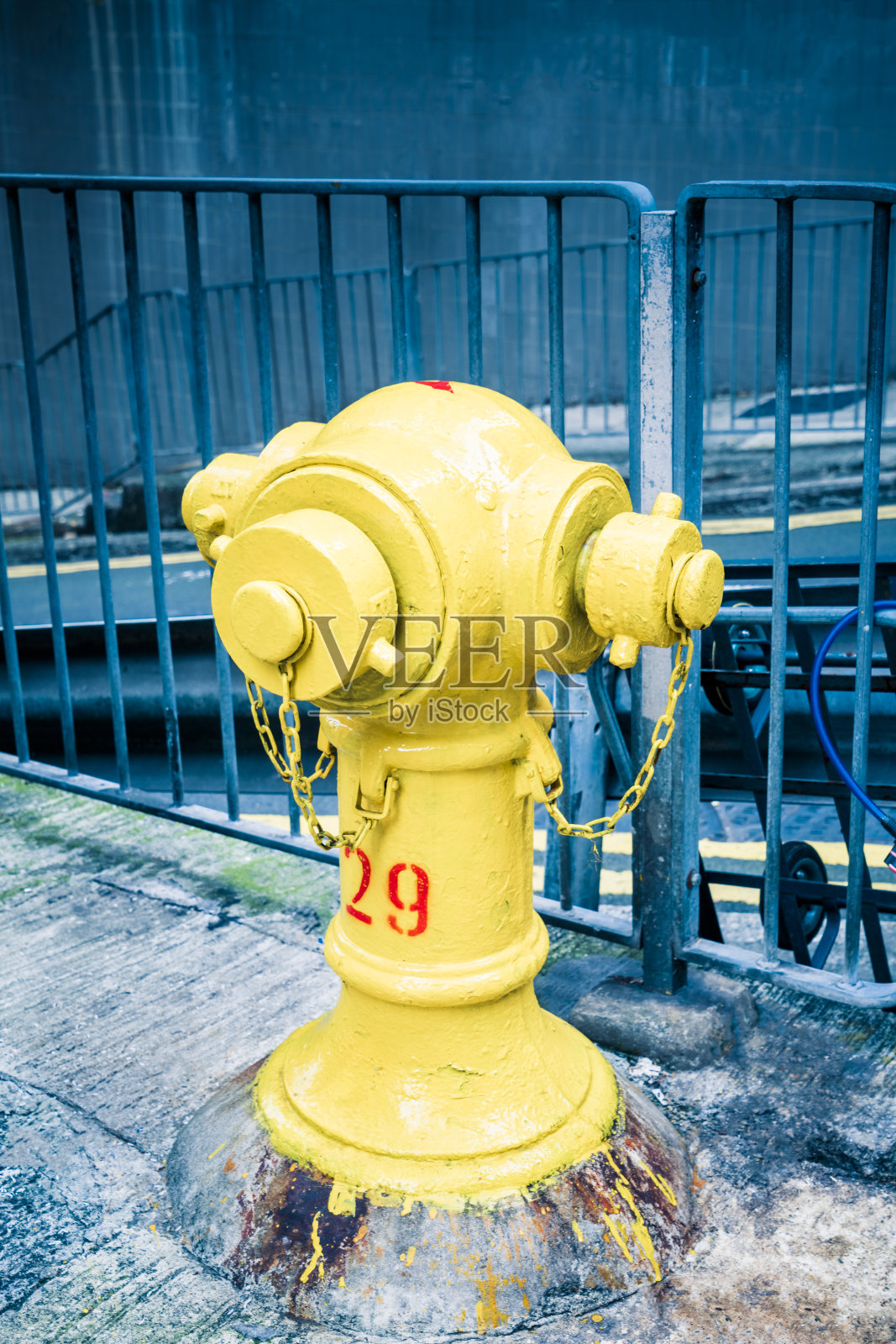近景一个黄色的消防栓照片摄影图片