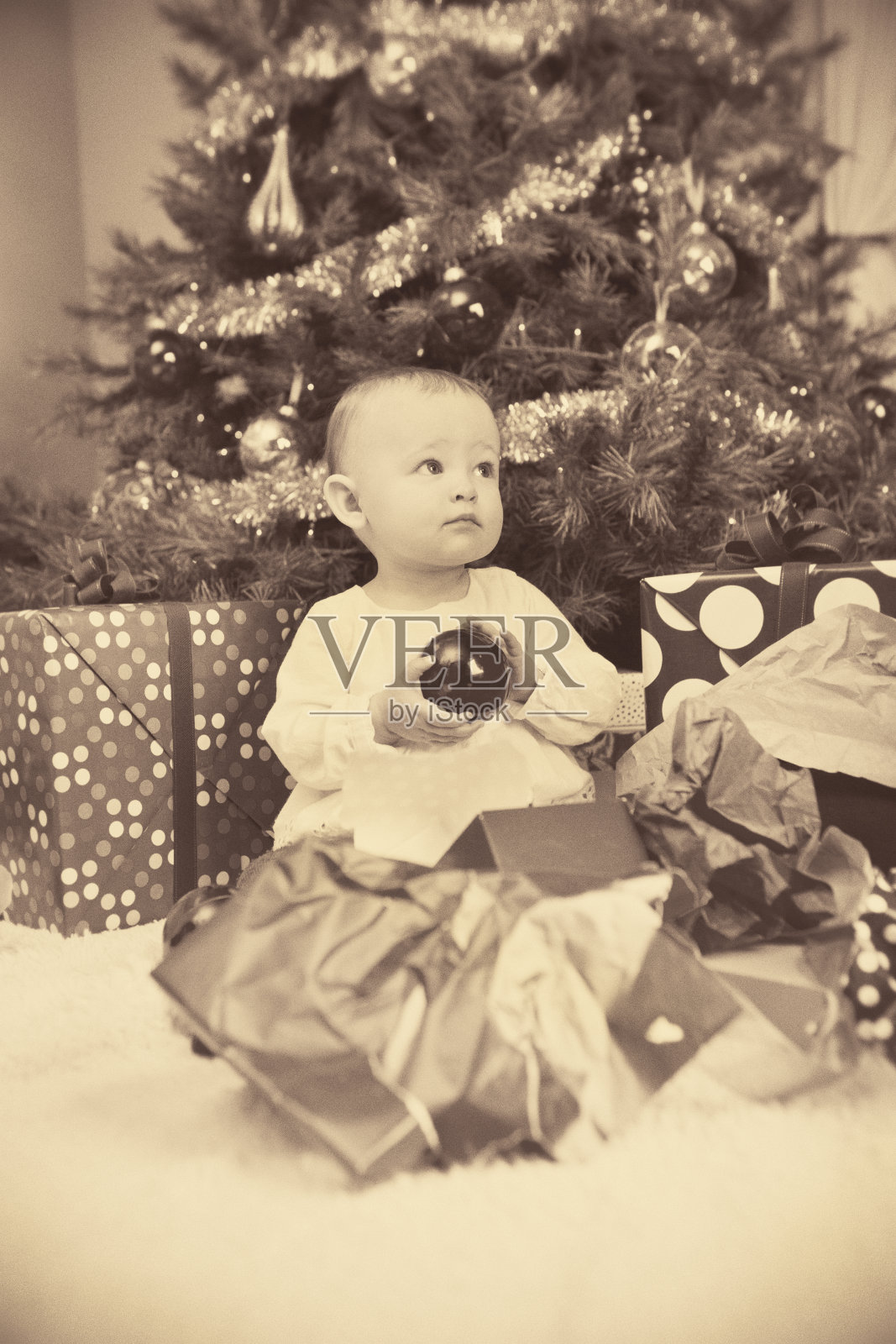 古董古董复古风格的旧照片，快乐1岁的婴儿与圣诞礼物照片摄影图片