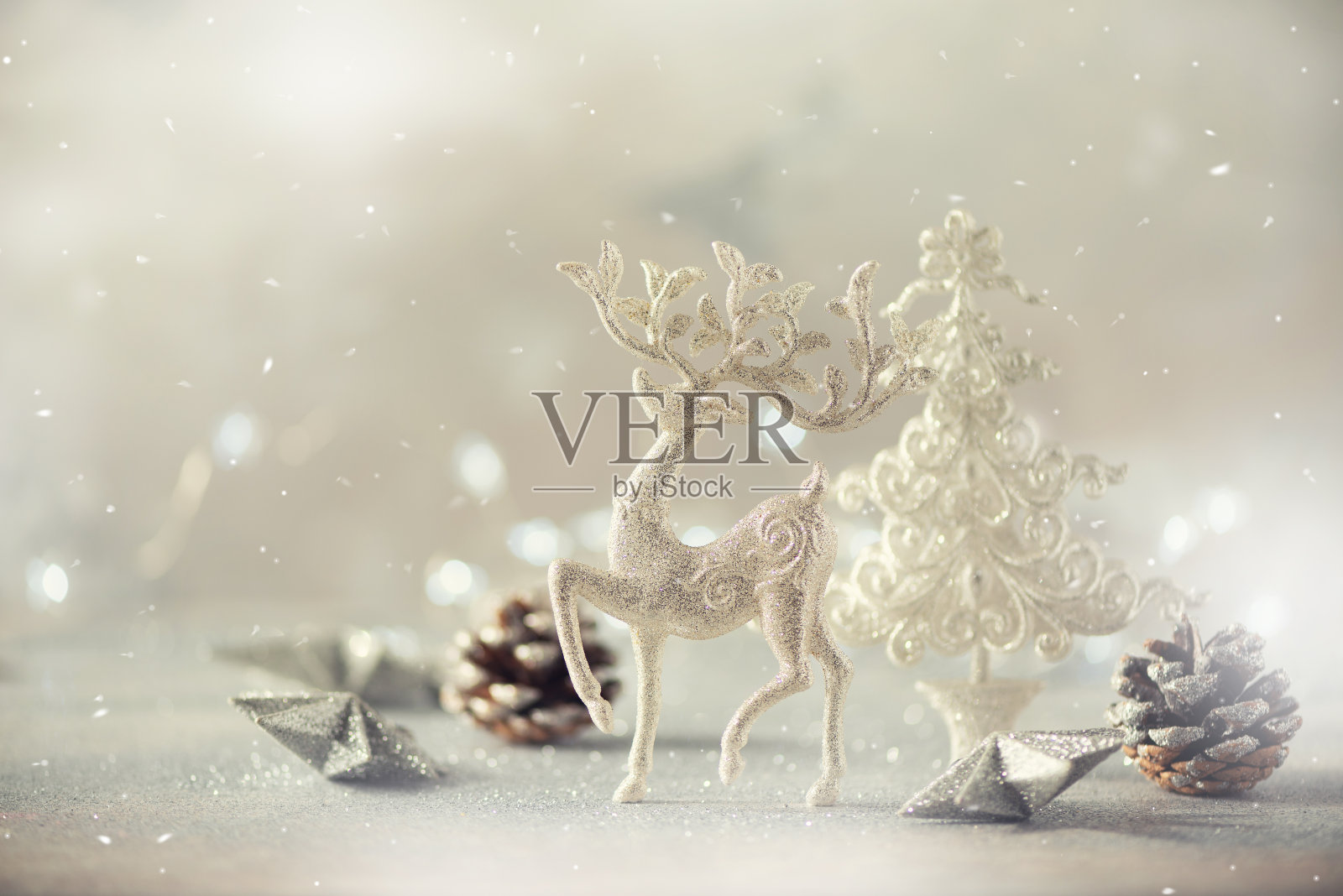 银光闪闪的圣诞树，鹿，在灰色背景与灯光散焦，复制空间。新年聚会的贺卡。节日气氛的概念。横幅照片摄影图片