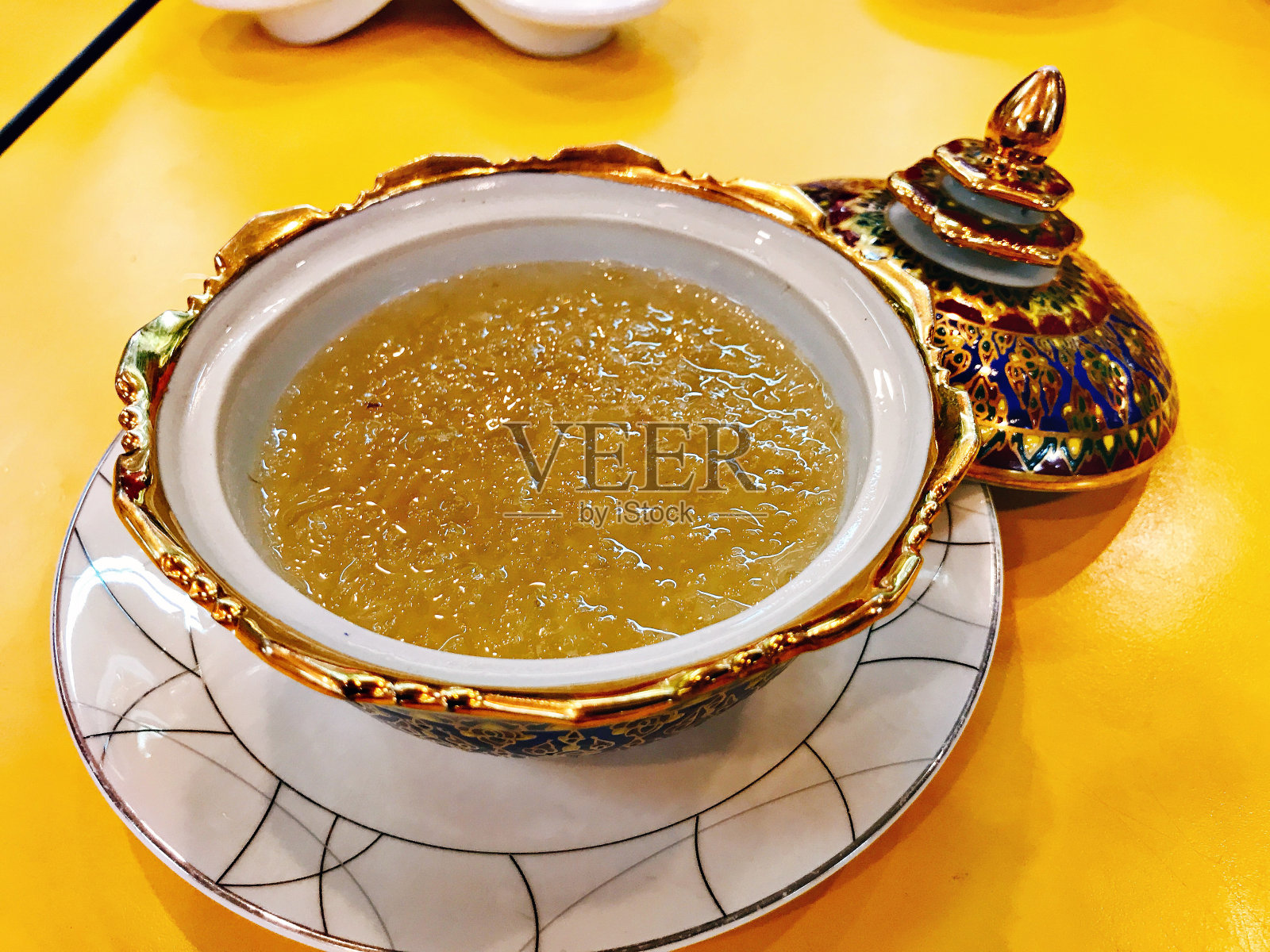 泰国benjarong(五色瓷)碗中燕窝汤。照片摄影图片