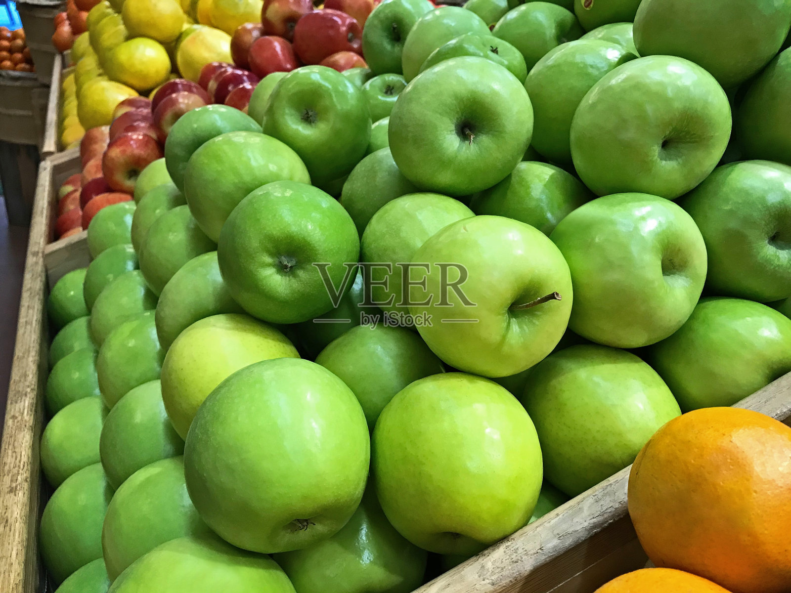 农贸市场上的苹果照片摄影图片
