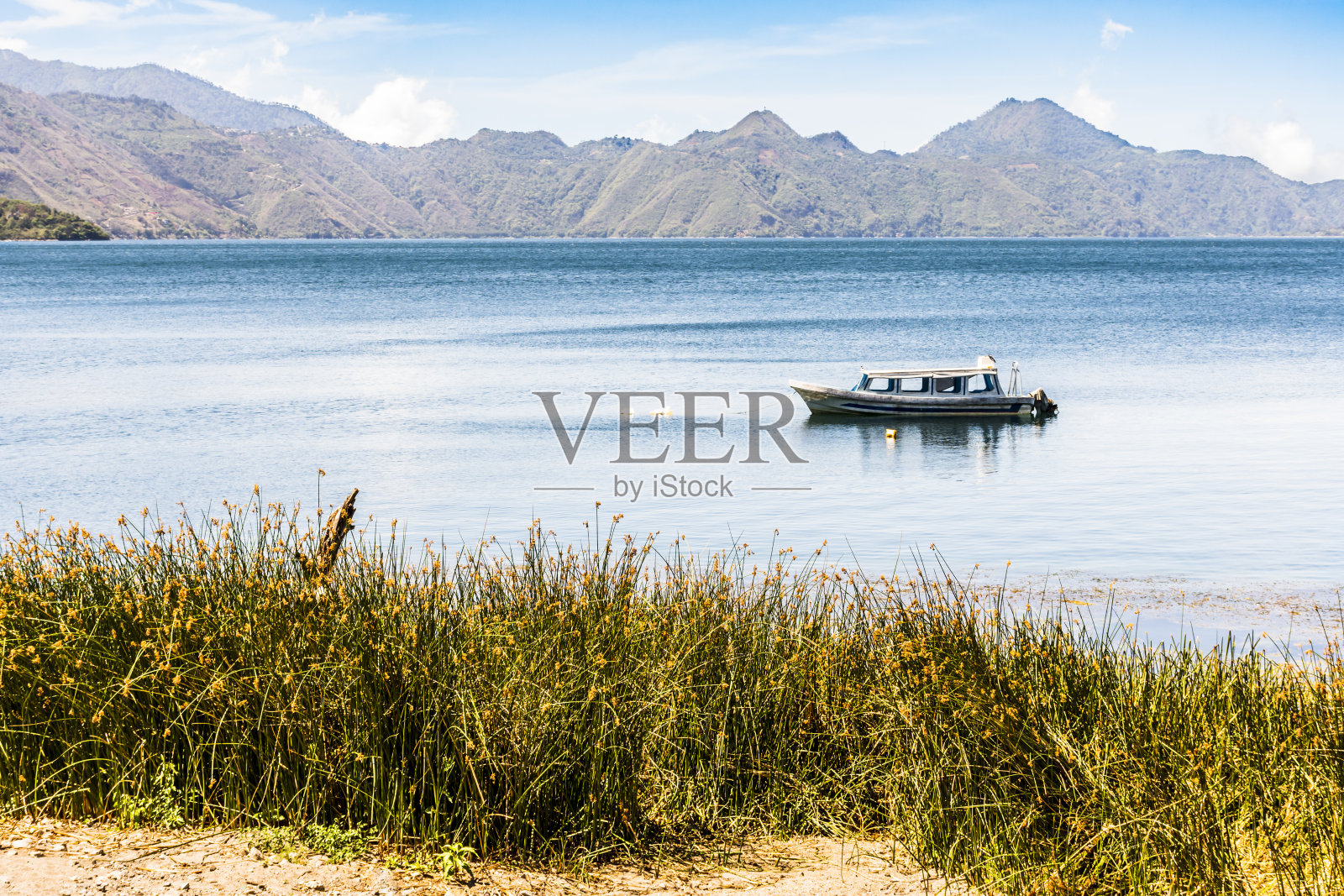 危地马拉阿提特兰湖上泊着的小船照片摄影图片