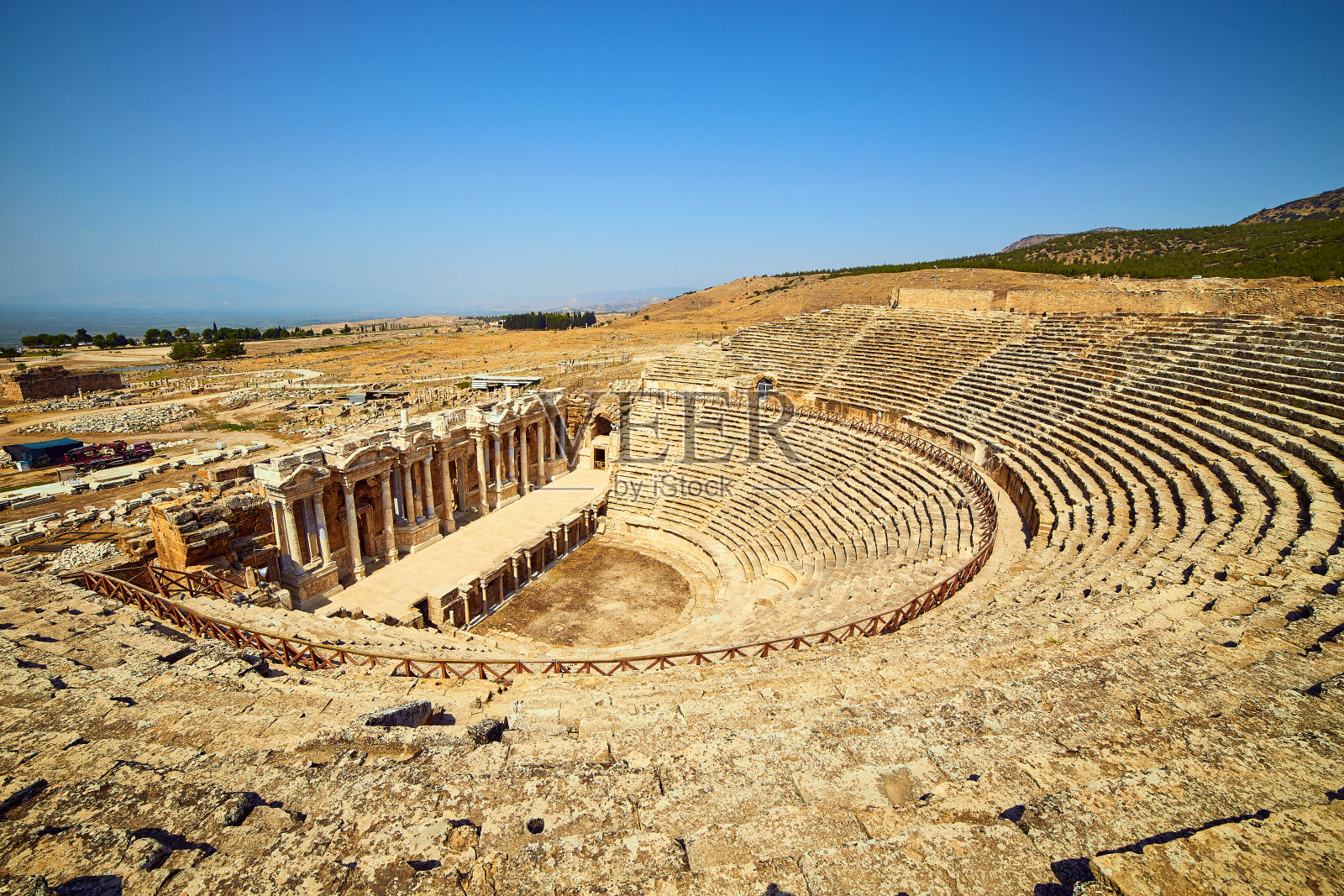 帕穆凯勒的希拉波利斯古竞技场遗址。是土耳其最受欢迎的旅游目的地。全景古希腊罗马城市照片摄影图片