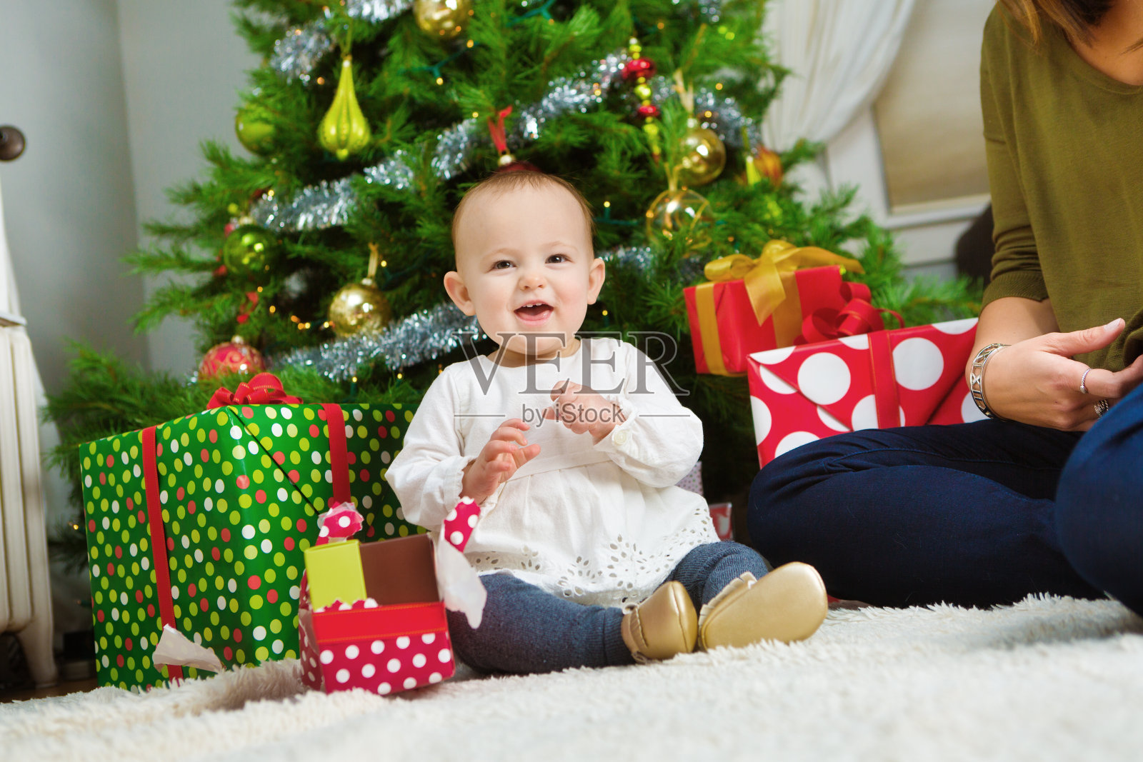 快乐的1岁宝宝与圣诞礼物照片摄影图片