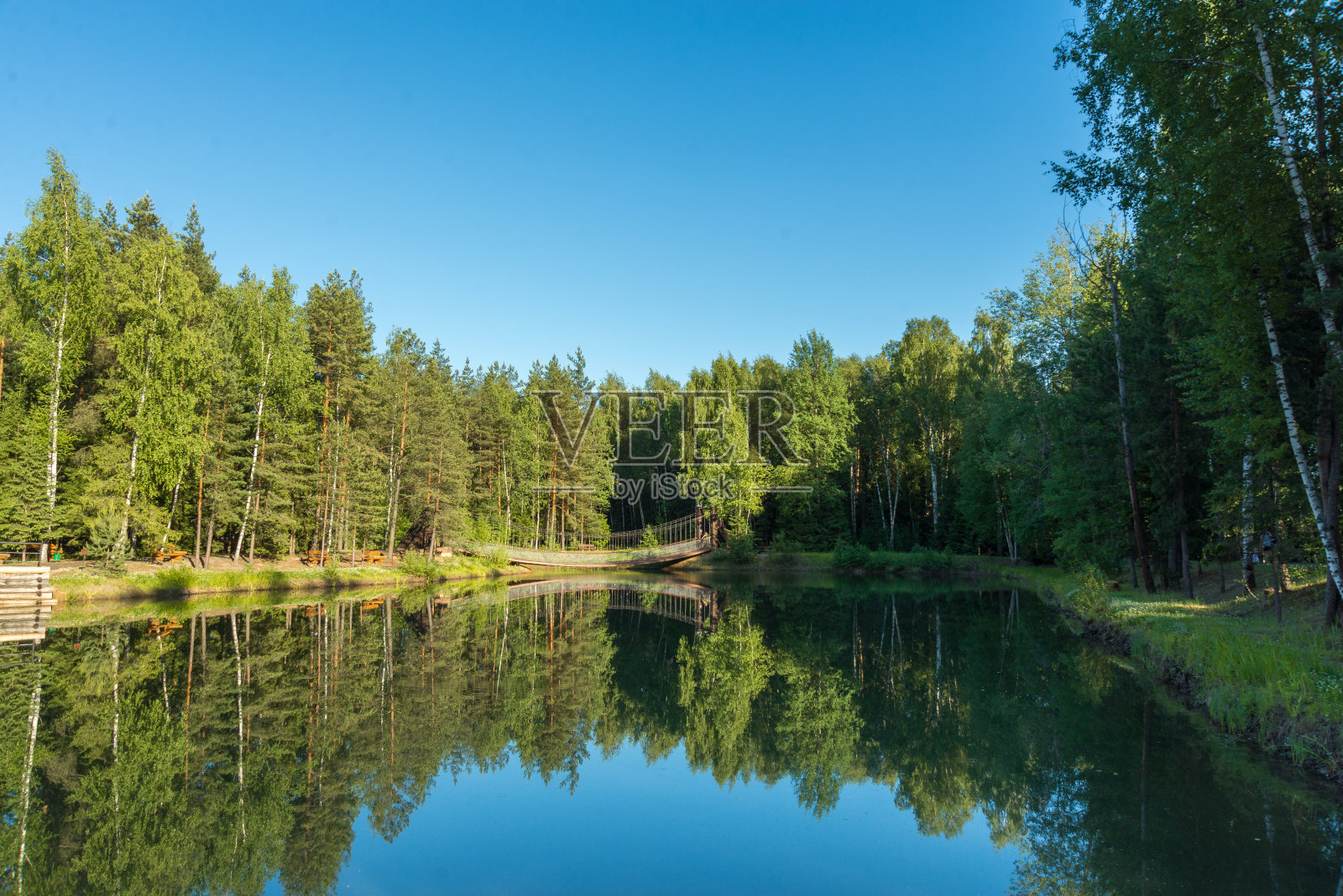 森林中的蓝色湖泊，俄罗斯的山水，美丽的自然照片摄影图片