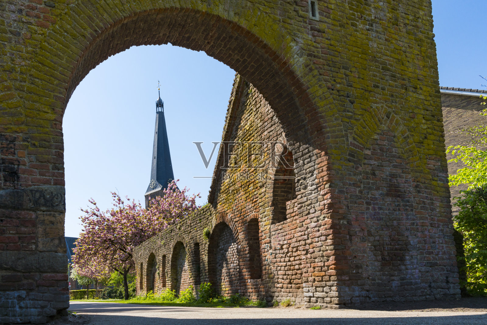 Niewstadsekerk, Johannes de Doper教堂，废墟，在荷兰Zutphen被称为spanjaardsport或spaese port的城门，照片摄影图片
