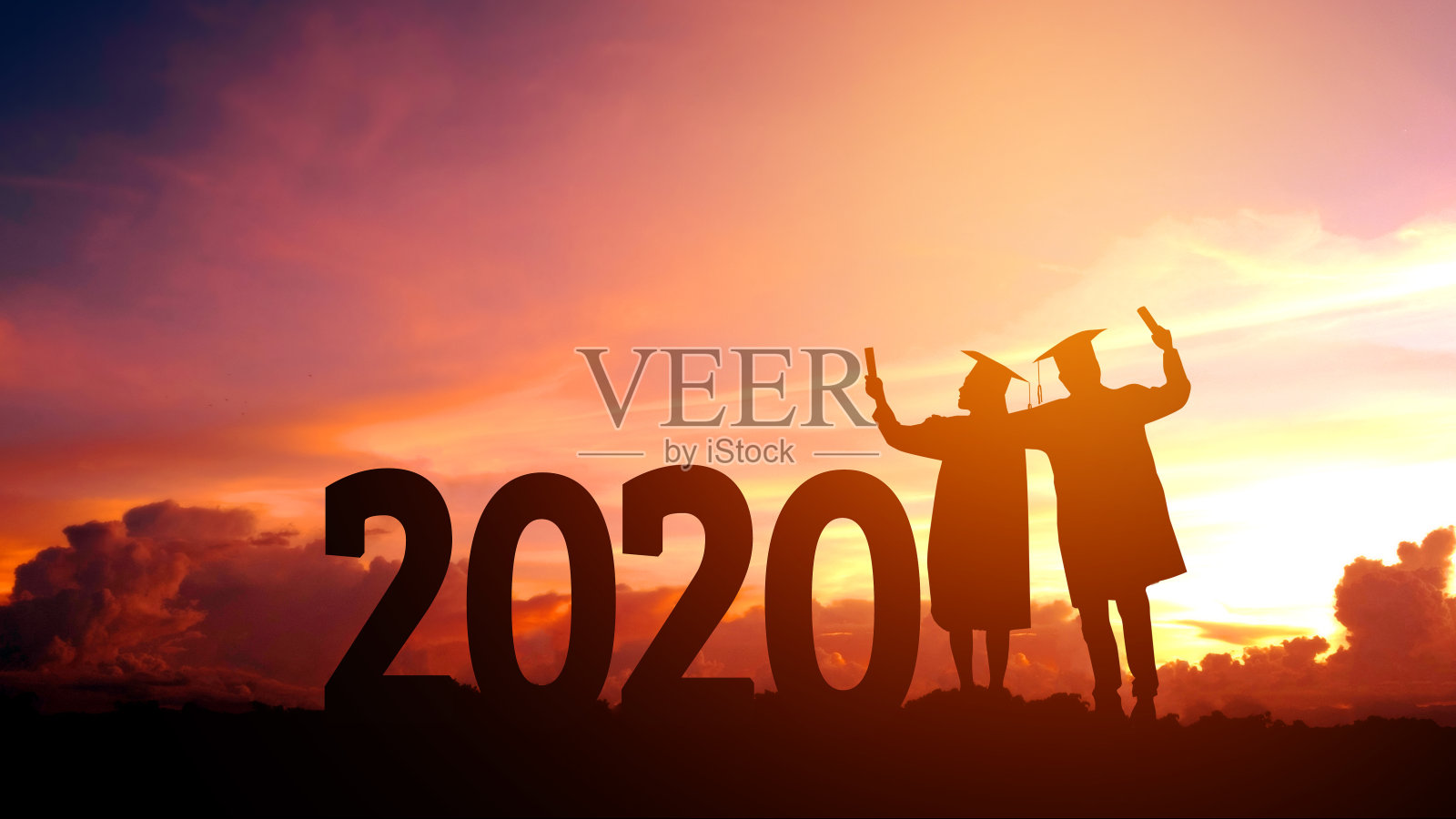 剪影2020年新年人们毕业于2020年教育祝贺理念，自由和快乐的新年照片摄影图片