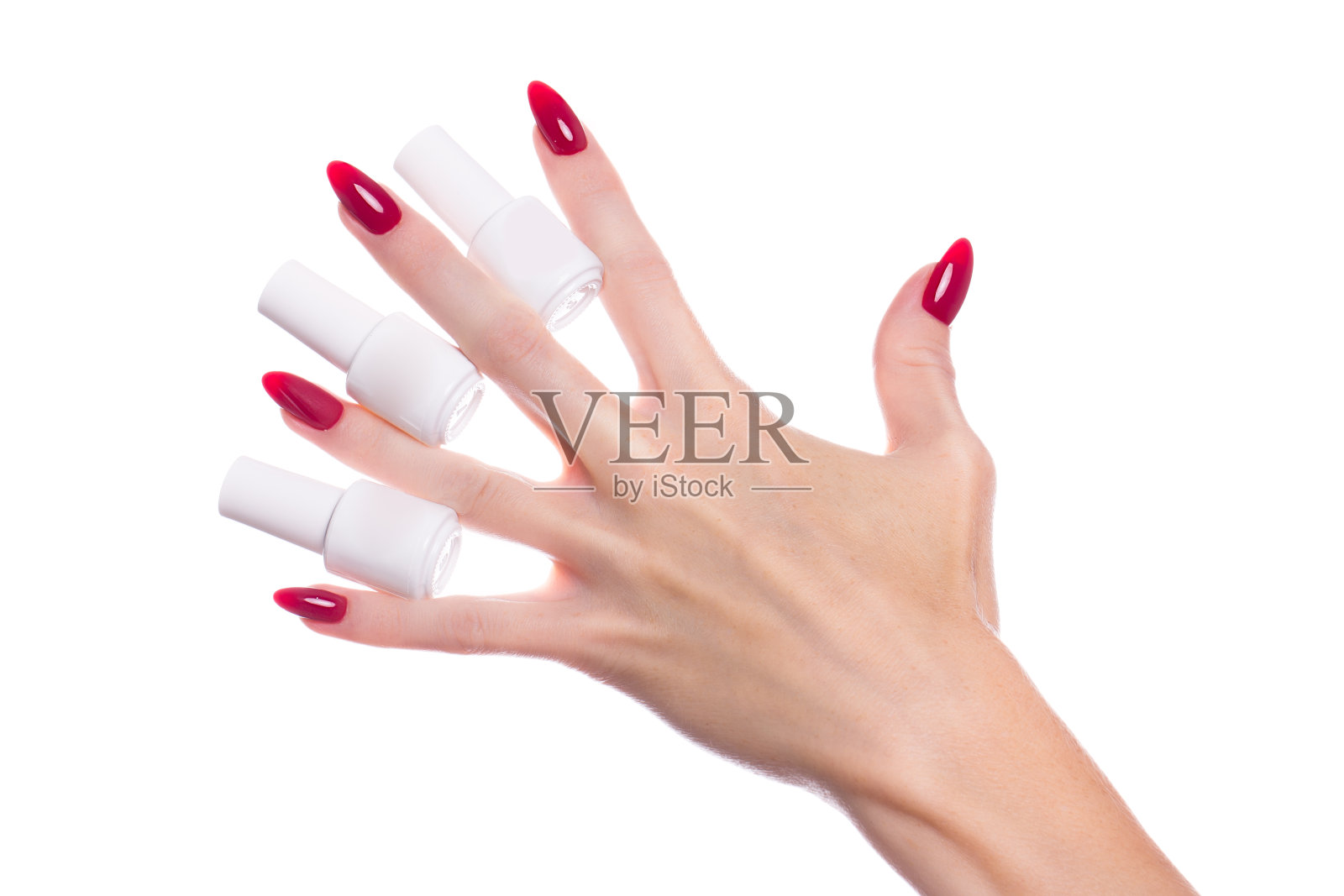 鲜艳喜庆的红色美甲在女性手上。指甲的设计照片摄影图片