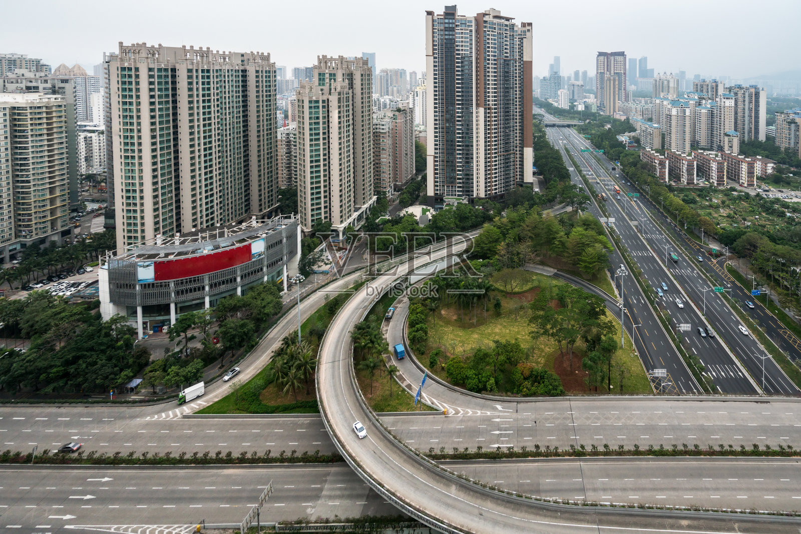 中国深圳的城市道路和现代化办公大楼照片摄影图片