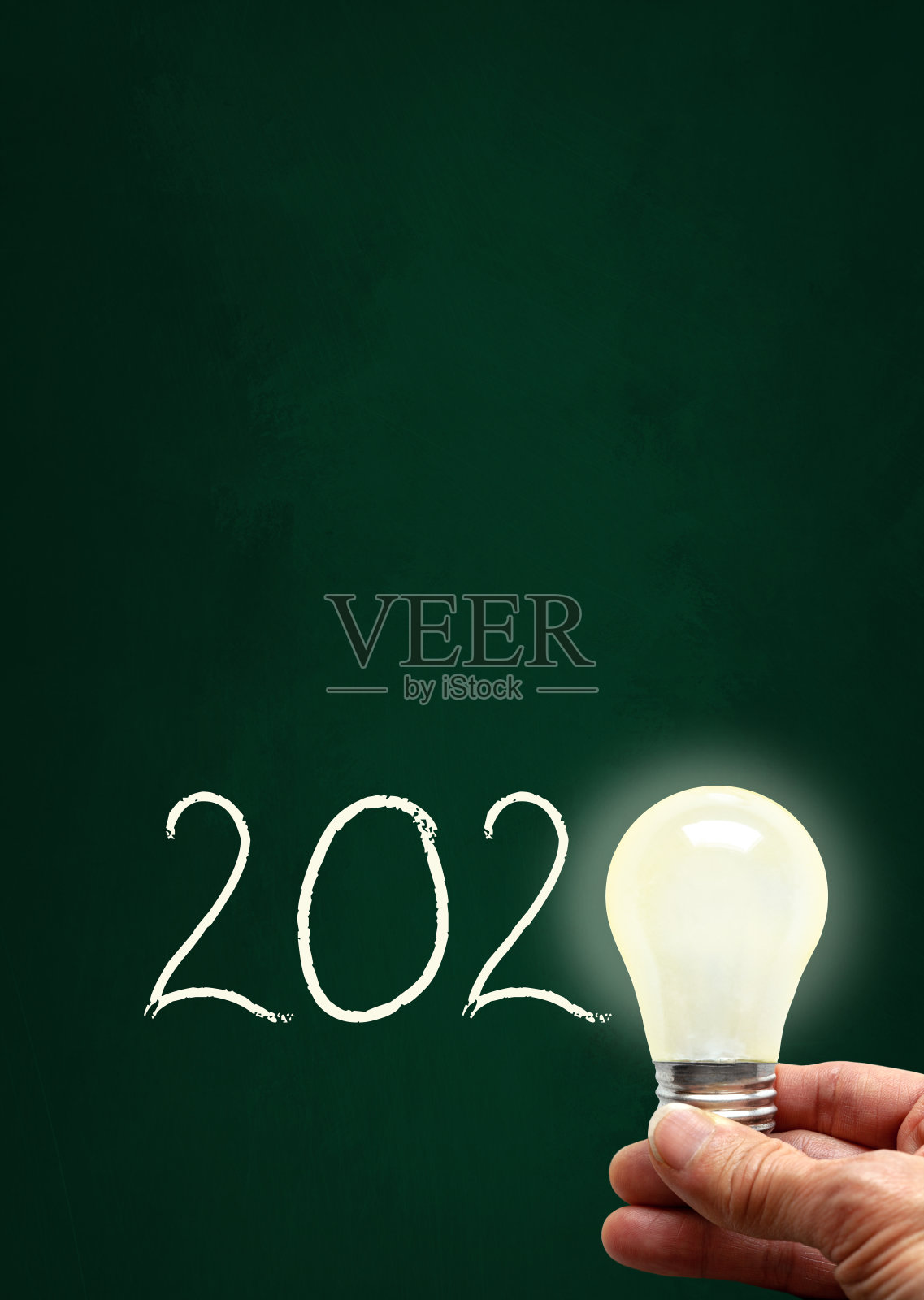 在黑板和拷贝空间上点亮2020年的灯泡插画图片素材