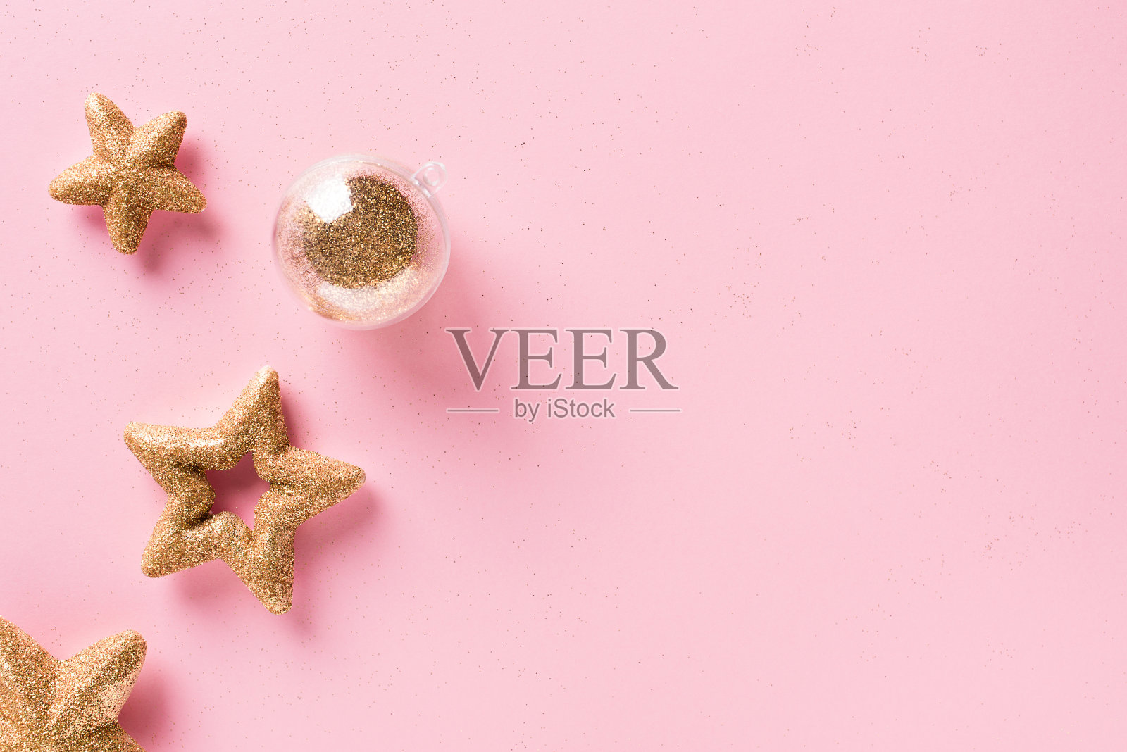 圣诞节和节日的粉红色背景与金色的星星插画图片素材