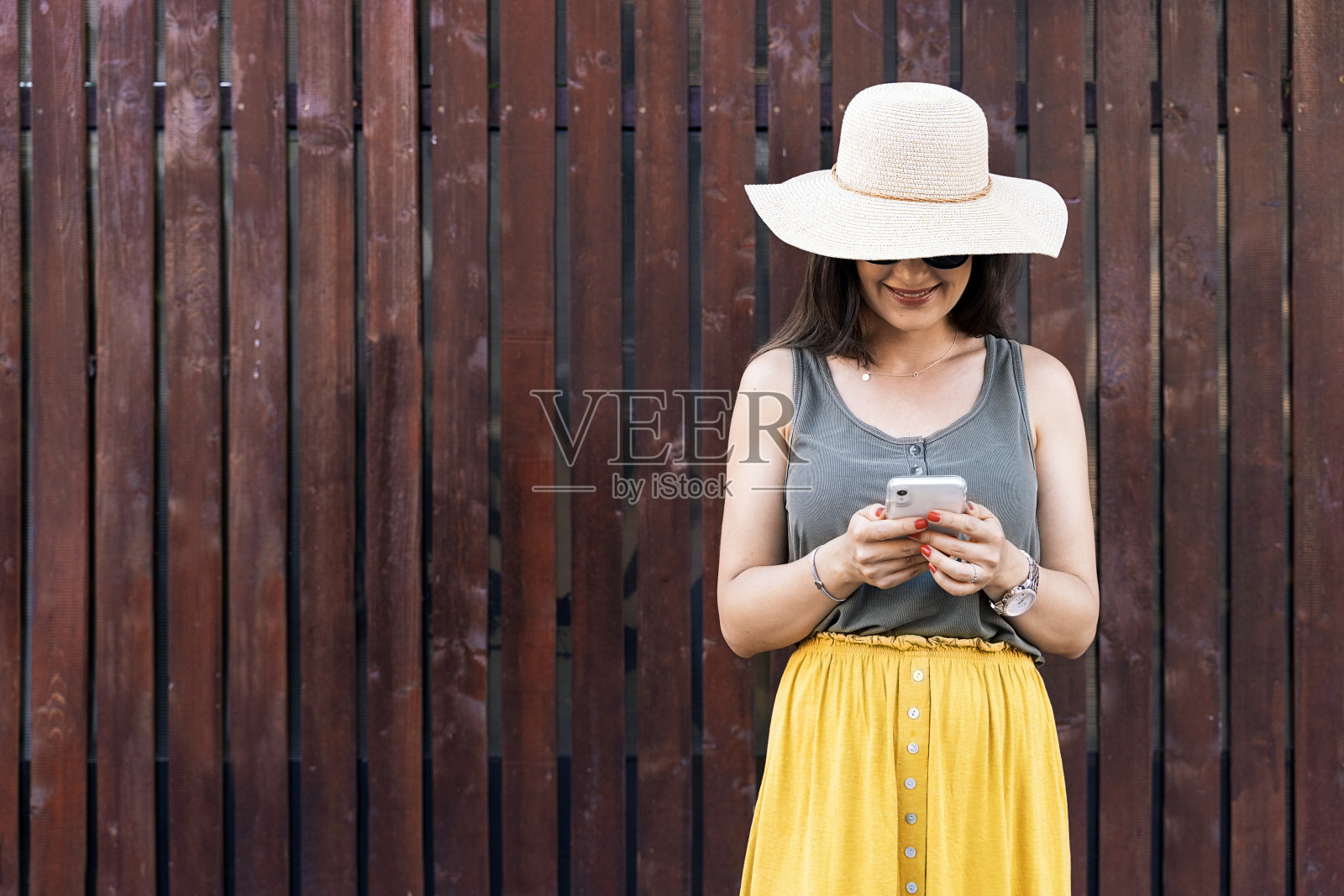 漂亮的白人女人在街上用手机照片摄影图片