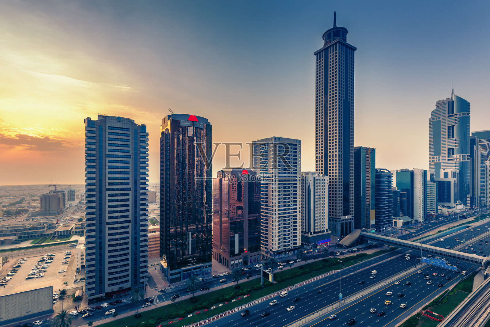 日落时分的迪拜市中心。高速公路和摩天大楼的风景照片摄影图片