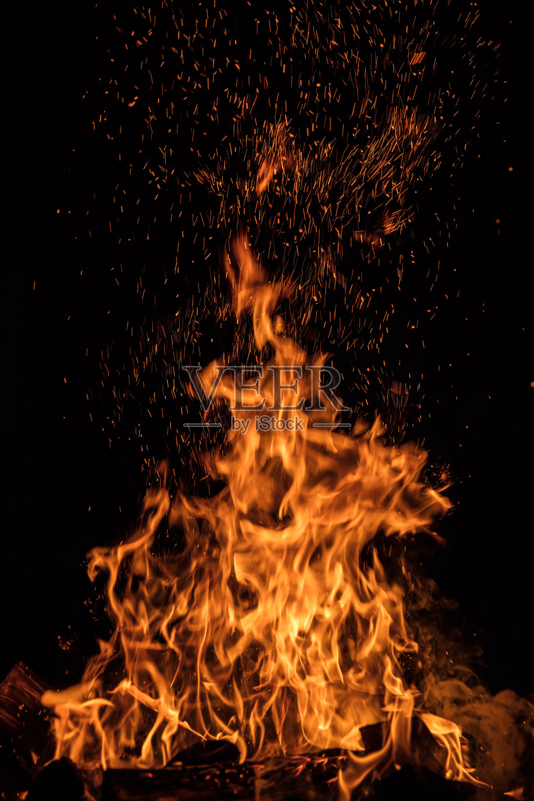 黑色背景上的火的纹理。照片摄影图片