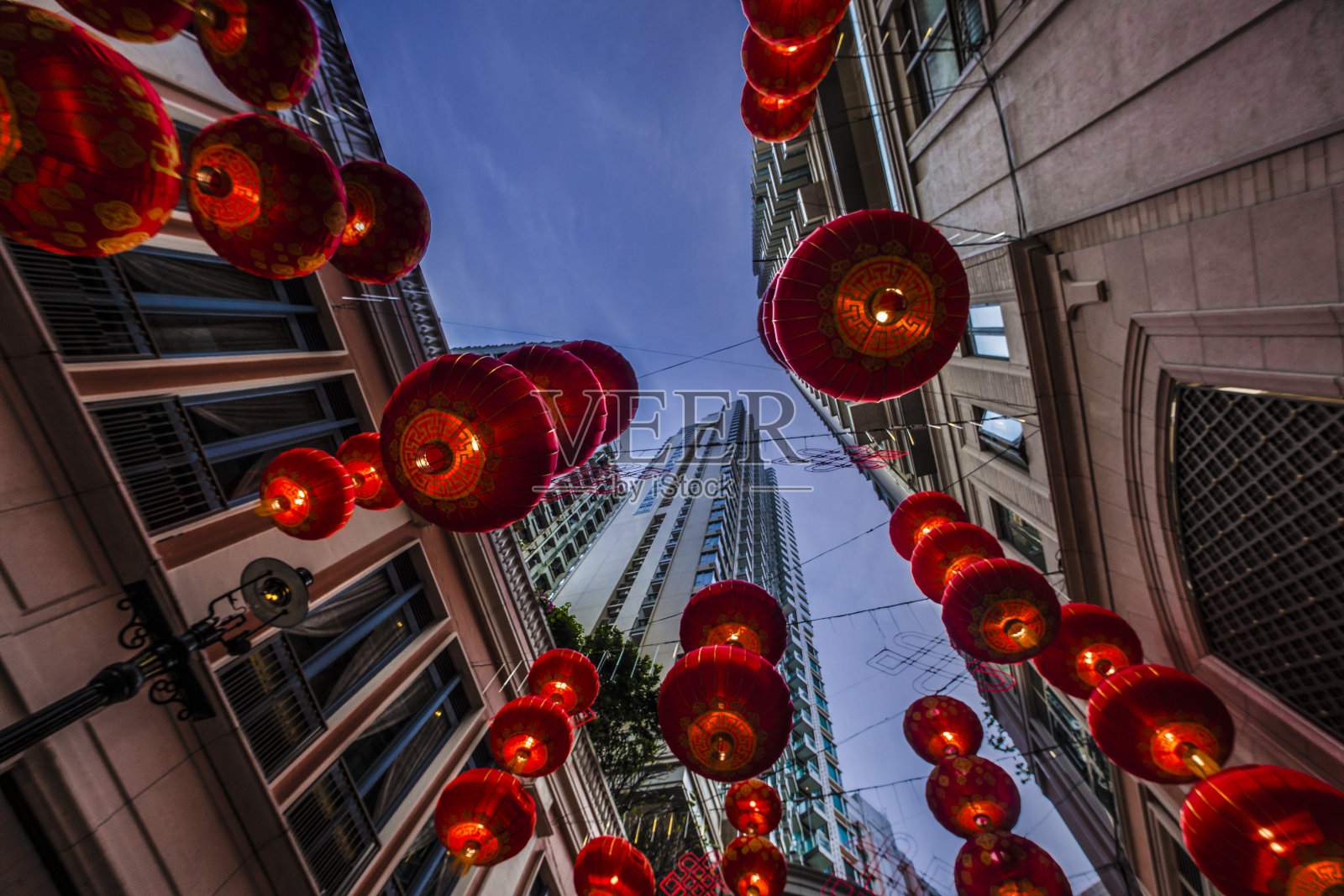 傍晚，红色的中国新年灯笼挂在大街上照片摄影图片