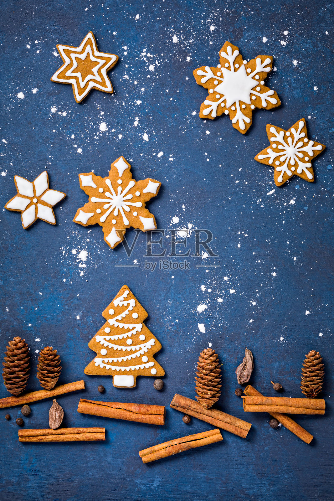 姜饼、雪花和圣诞树圣诞饼干场景照片摄影图片