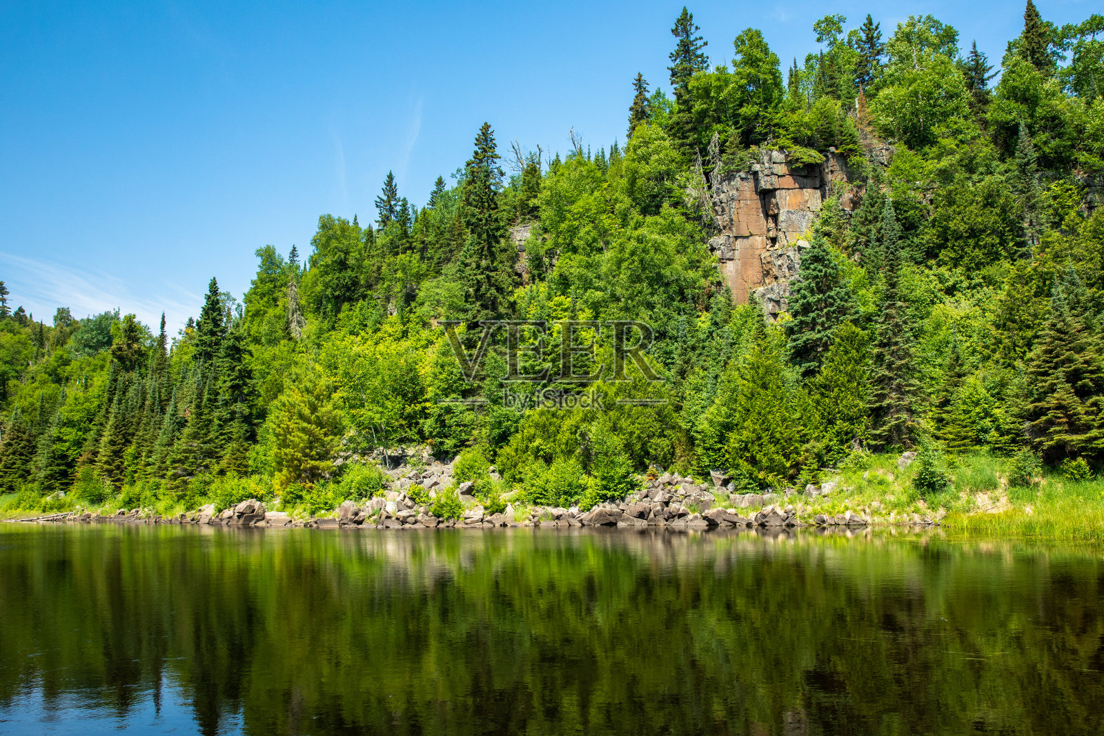郁郁葱葱的绿色悬崖倒映在湖中照片摄影图片