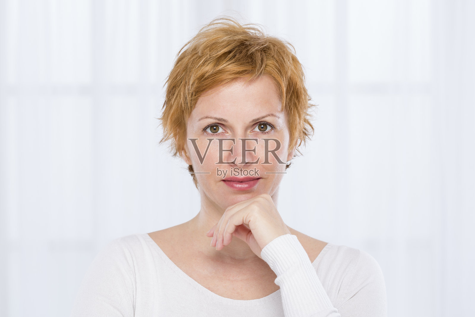 红色短发的女人照片摄影图片