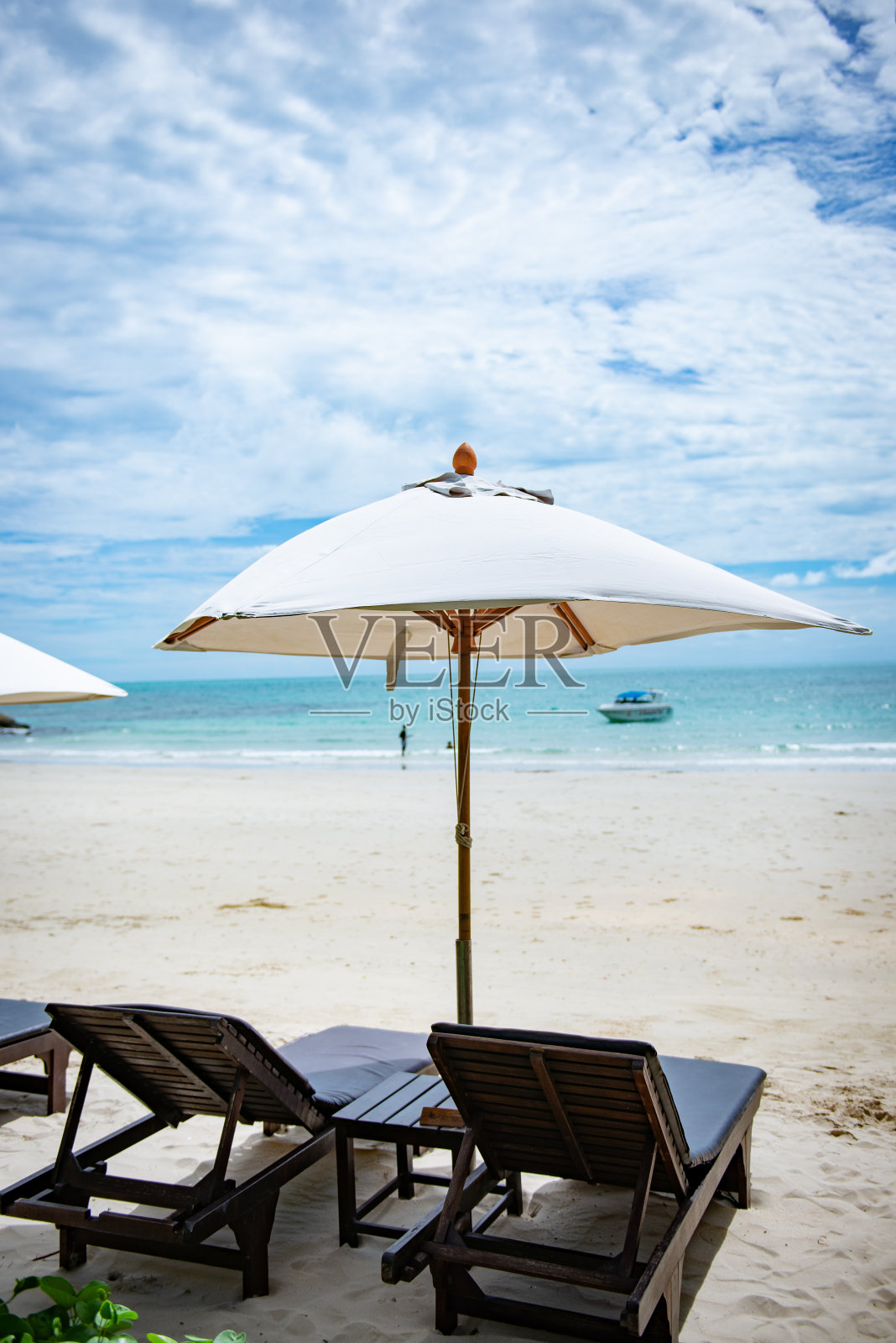 在泰国沙美岛的海滩上晒太阳。节日快乐的概念照片摄影图片