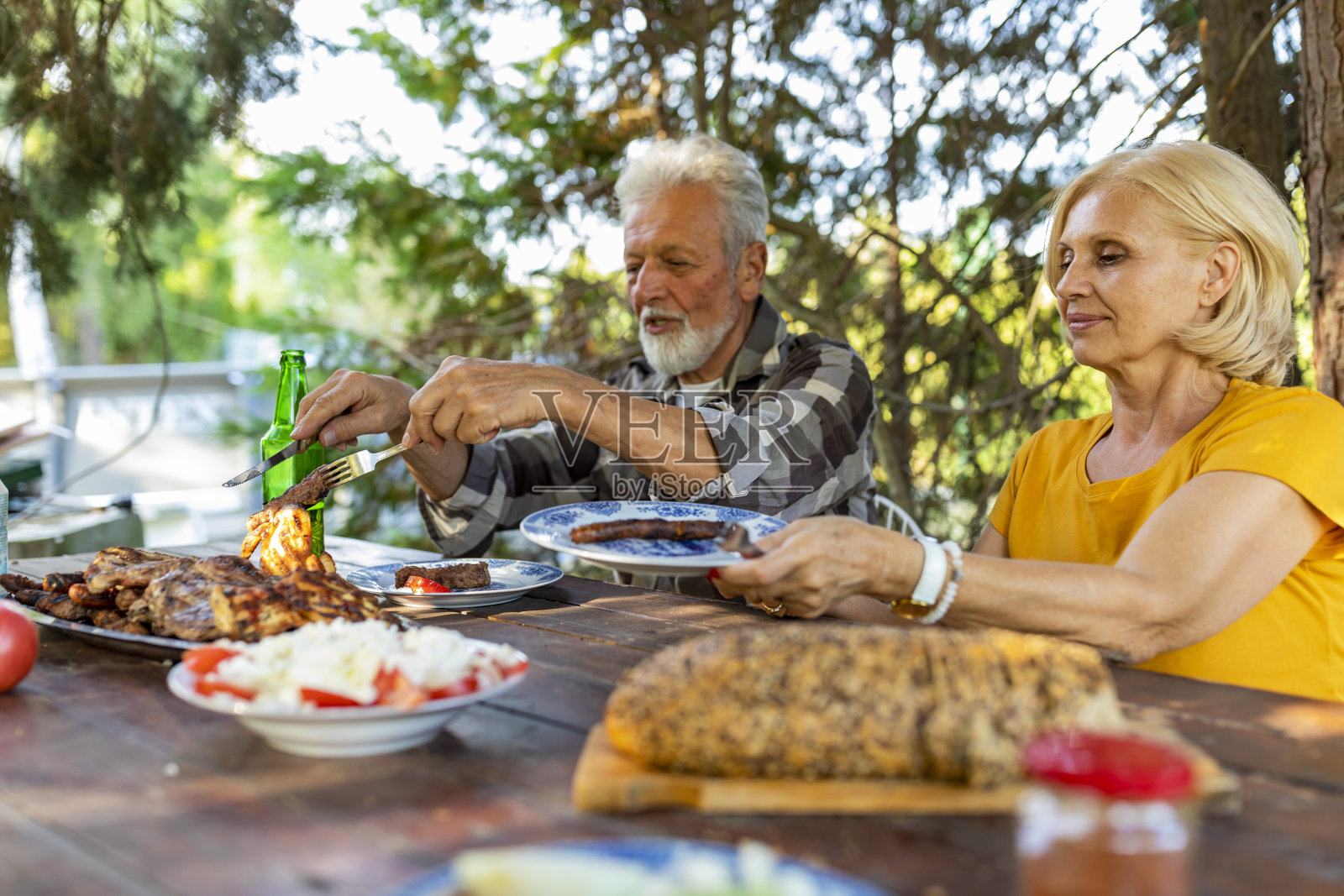 一对老年夫妇在户外吃午餐照片摄影图片
