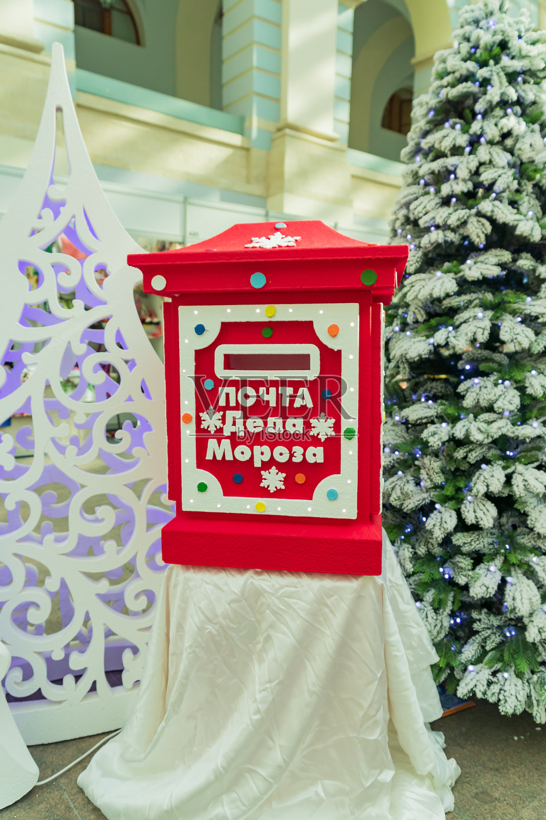 圣诞装饰邮箱为信件与圣诞老人的题词俄文- Ded Moroz邮件。圣诞节和新年的传统，从圣诞老人的邮件订购礼物照片摄影图片