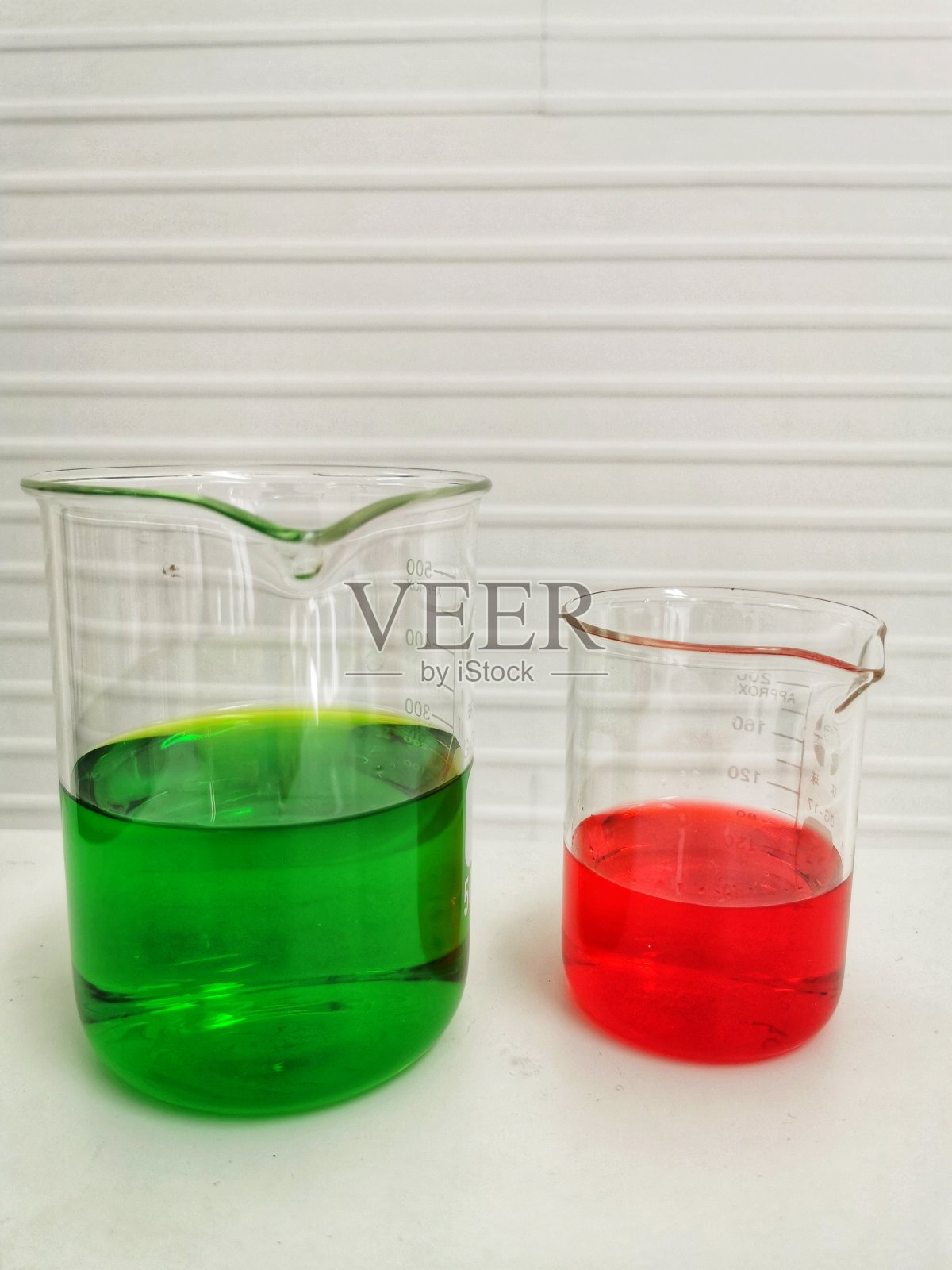 医科大学玻璃烧杯中化学物质的颜色研究照片摄影图片