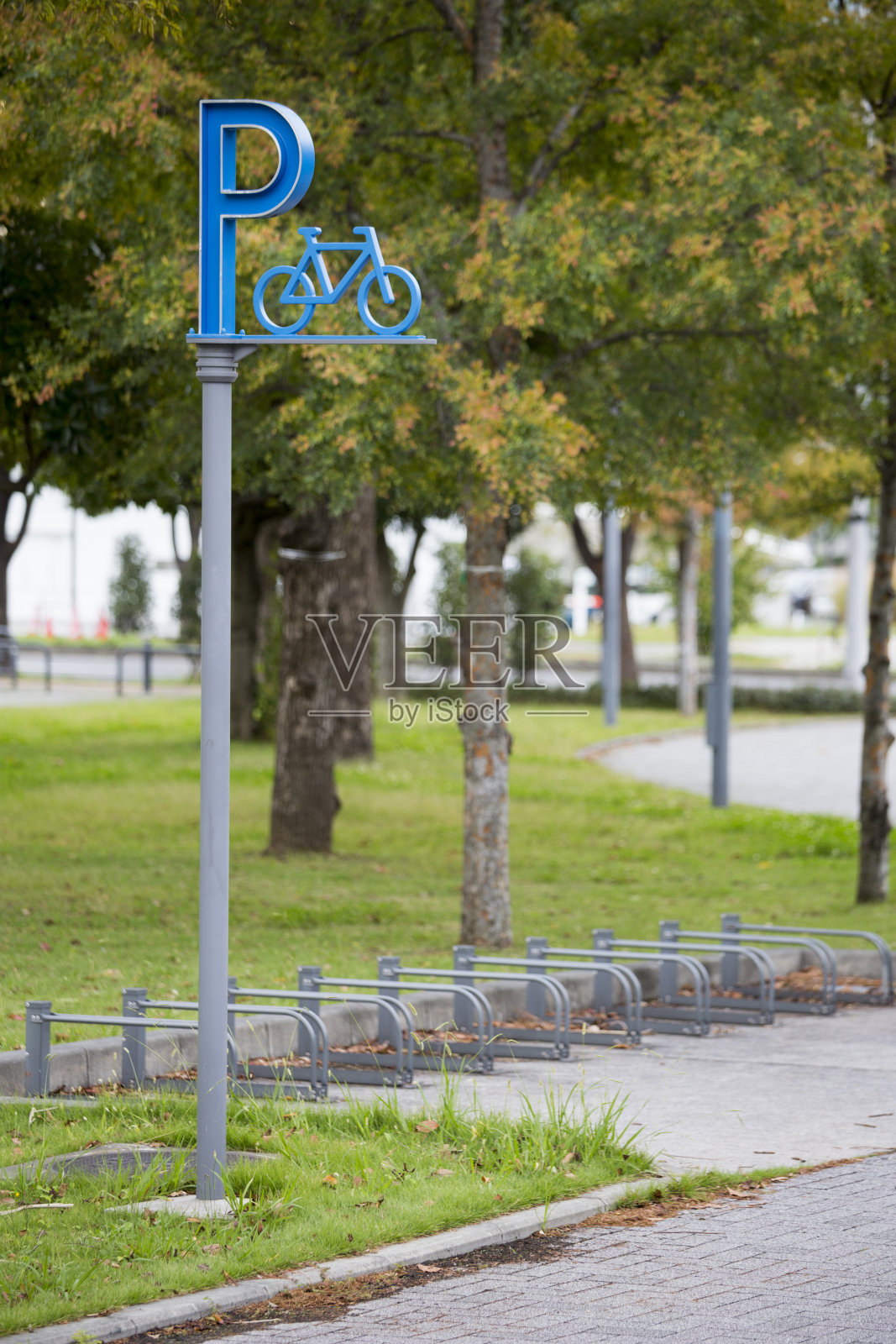 日本东京公共公园的自行车停放处照片摄影图片