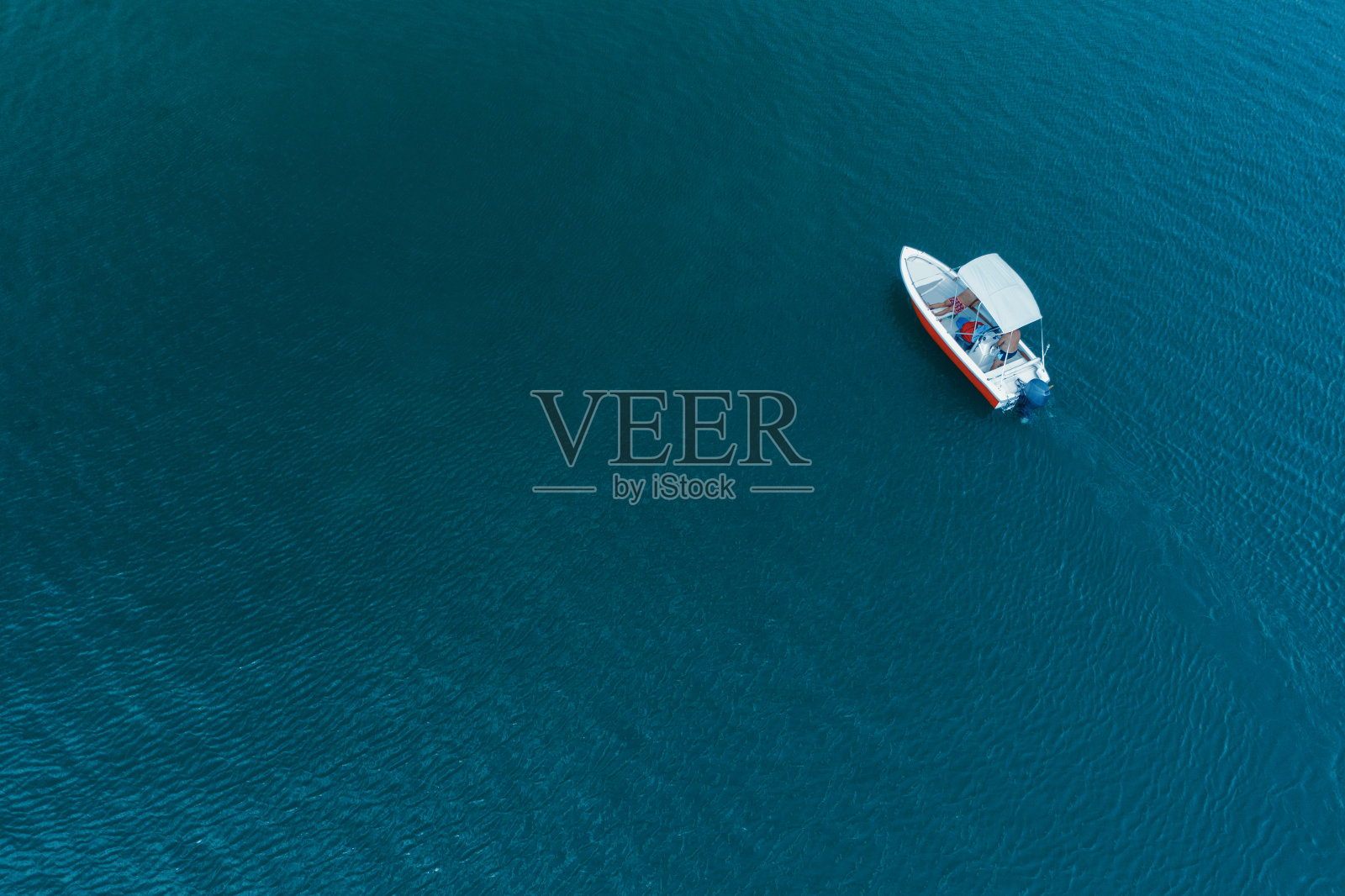 鸟瞰图美丽的蓝色海水在炎热的夏天和航行摩托艇或游艇照片摄影图片