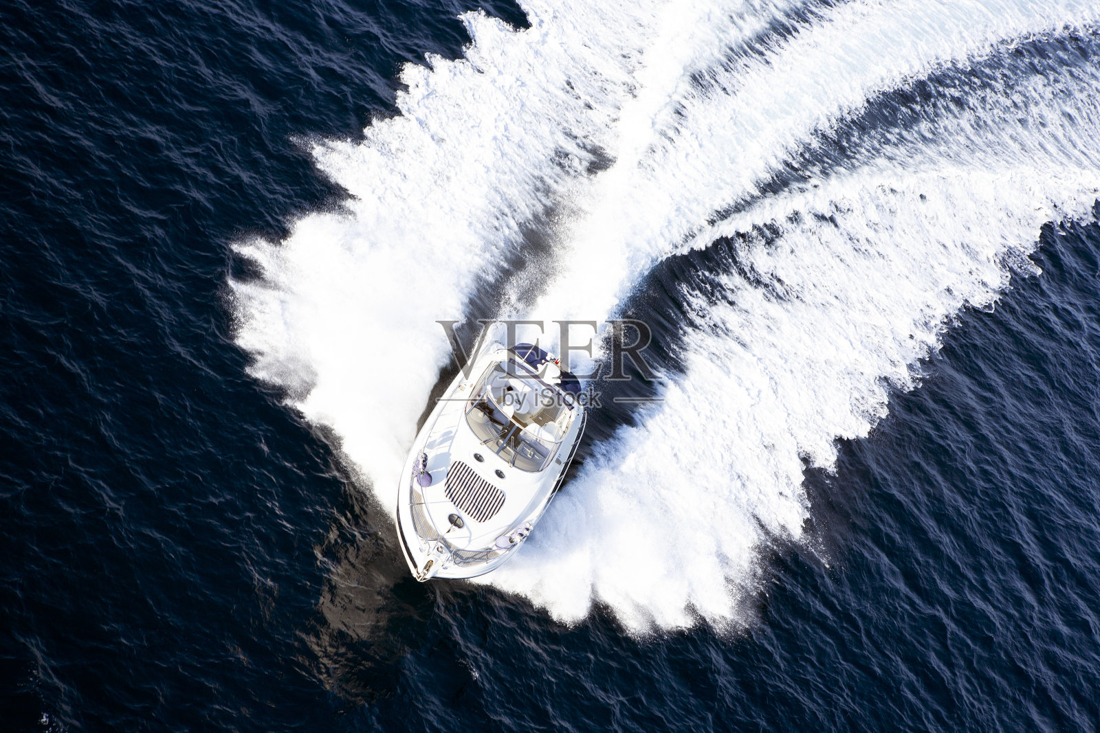 在公海上飞驰的快艇照片摄影图片