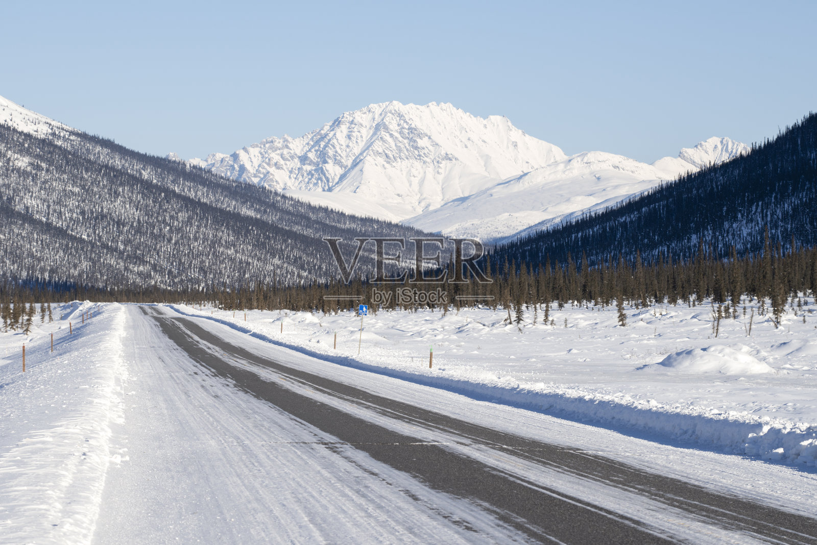 雪路通向雪的地平线和雪山照片摄影图片