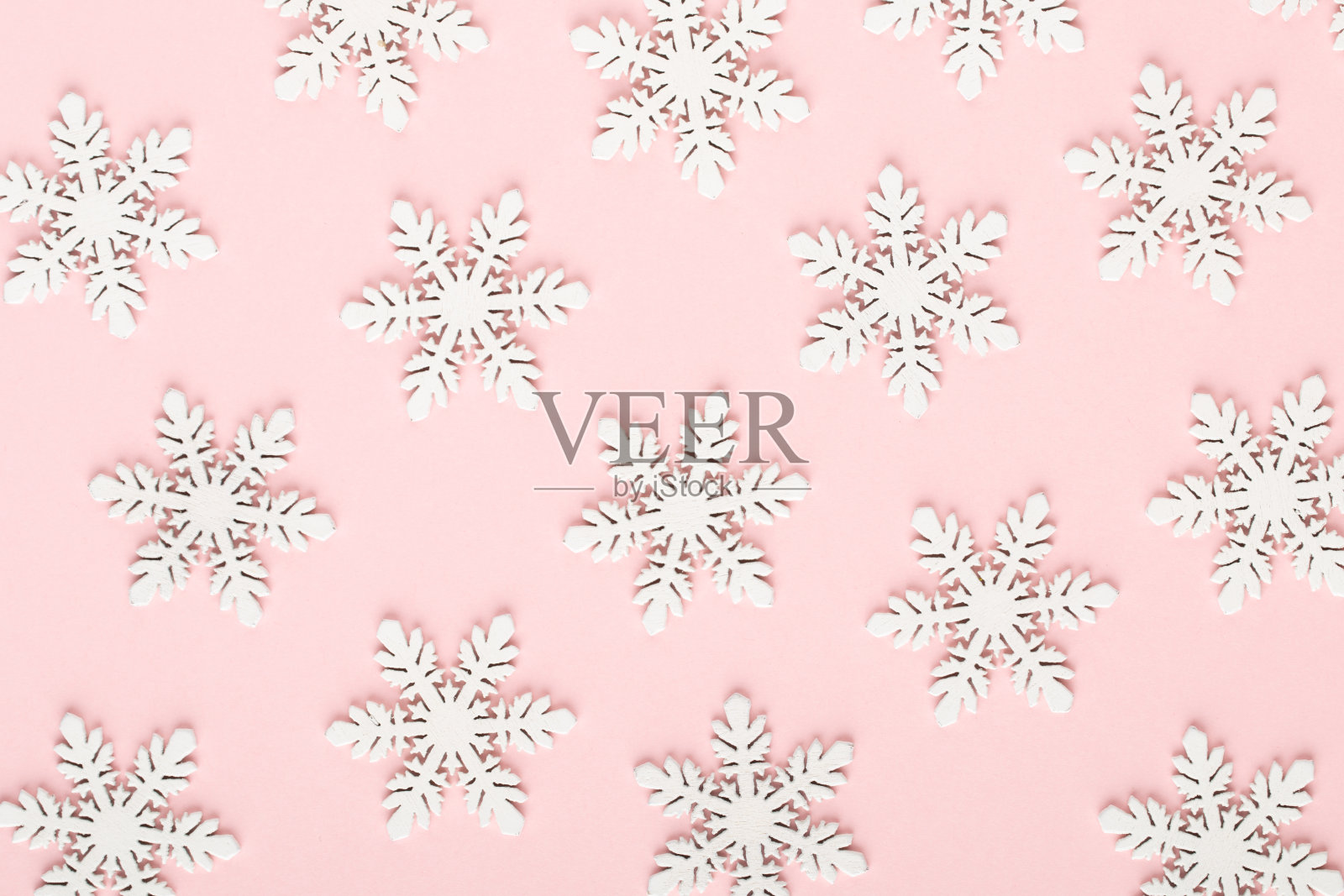 圣诞节的背景。粉色背景上的白雪装饰。照片摄影图片