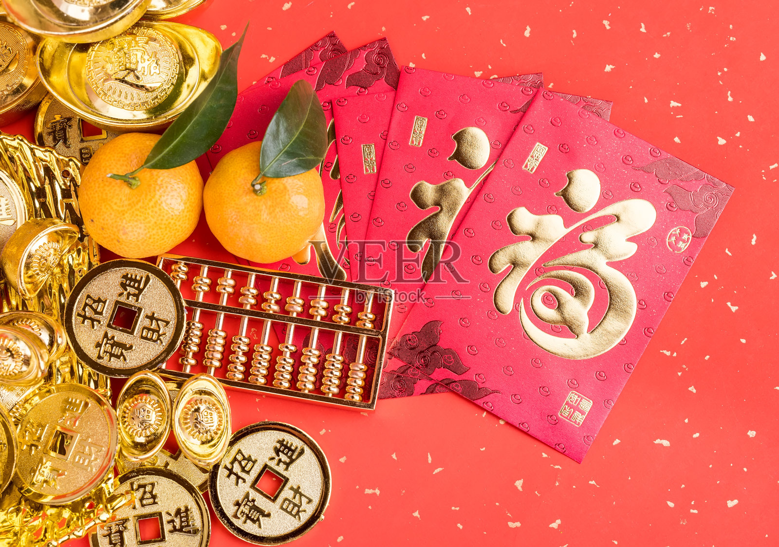 中国新年装饰品——金元宝和金算盘，中国书法翻译:新年好祝福照片摄影图片