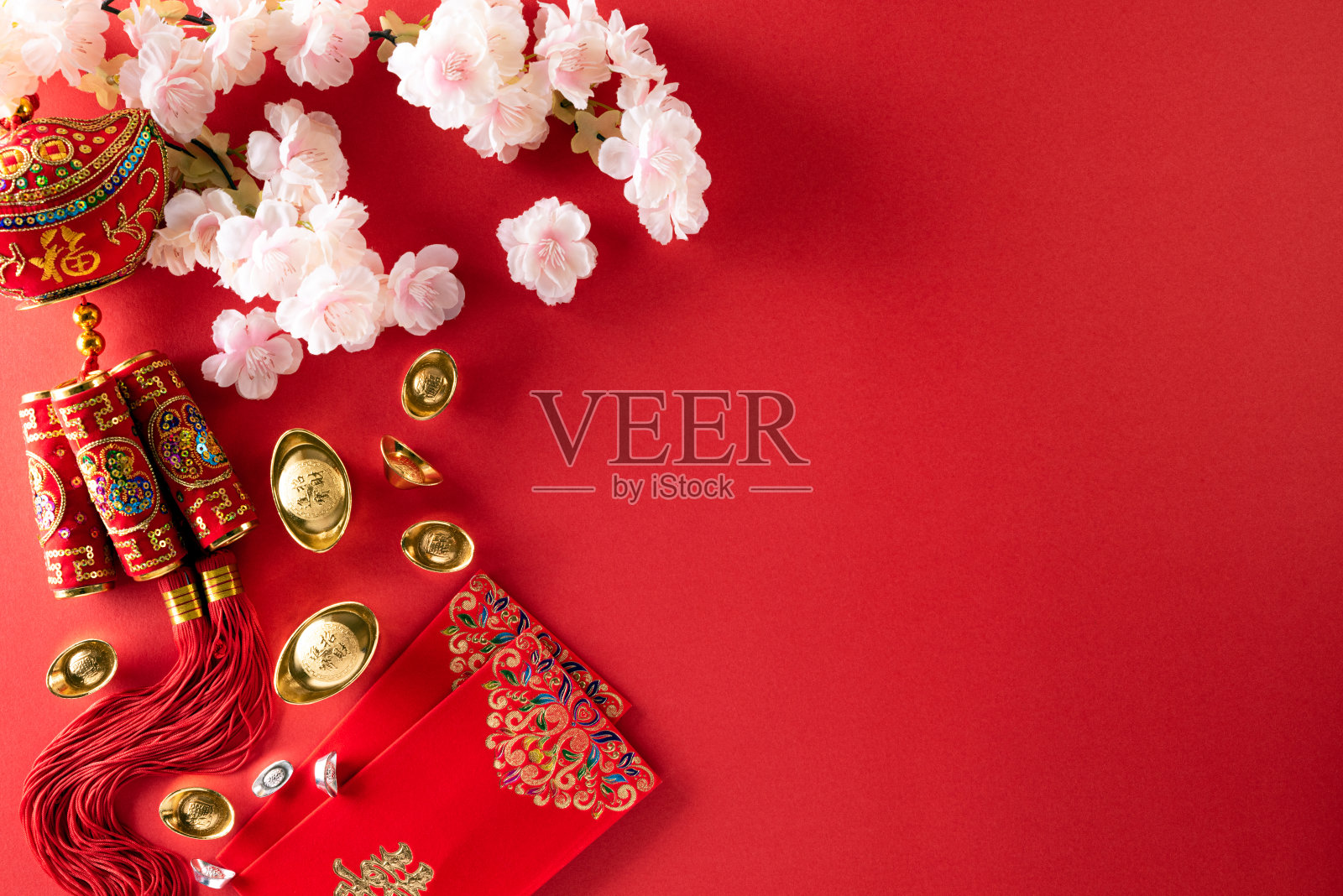 中国新年节日的装饰品是红色背景上的橙色和金元宝或金块。文章中“福”字指的是财运、财运、财源滚滚。照片摄影图片