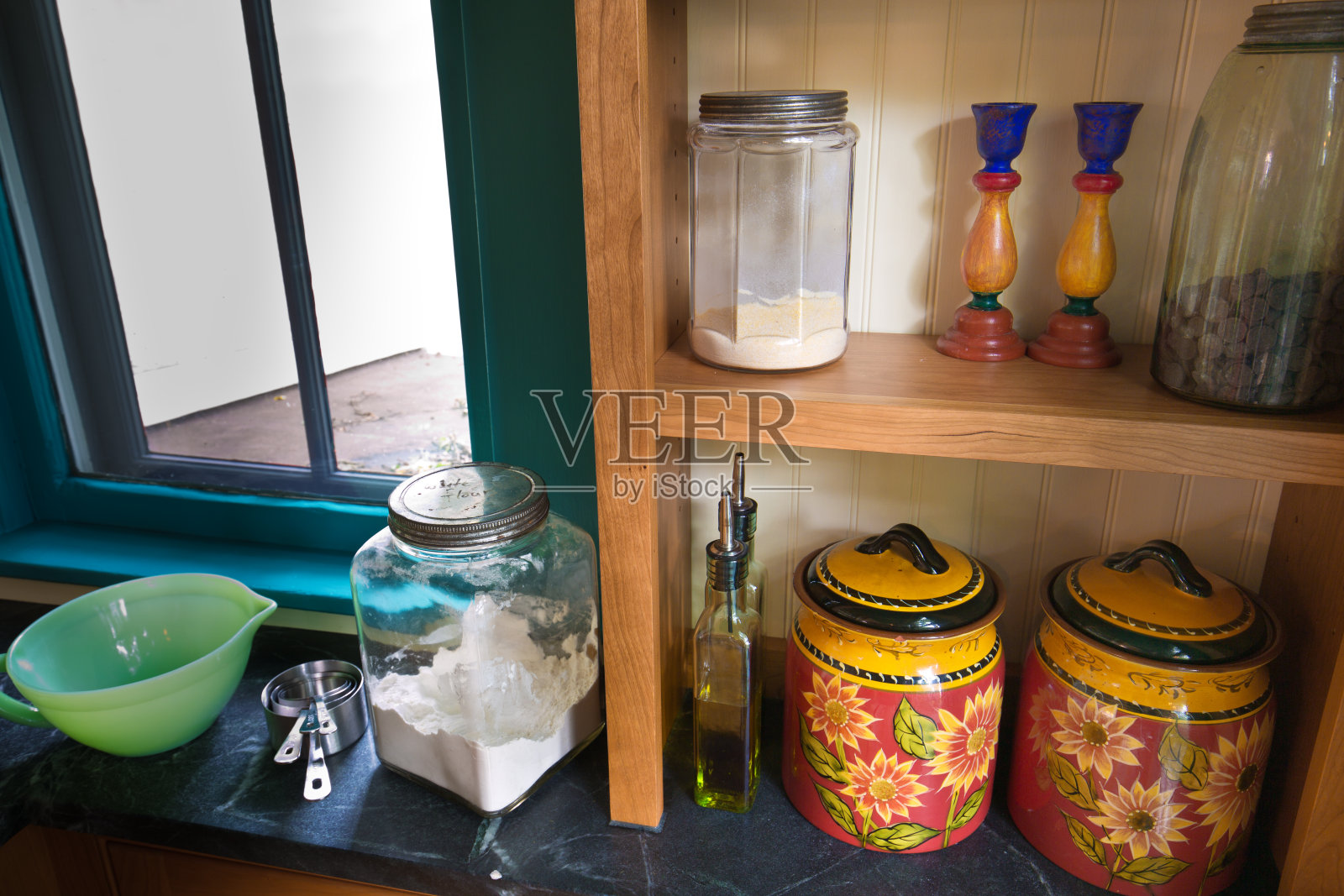 改建的现代经典厨房设计与食品储藏室照片摄影图片