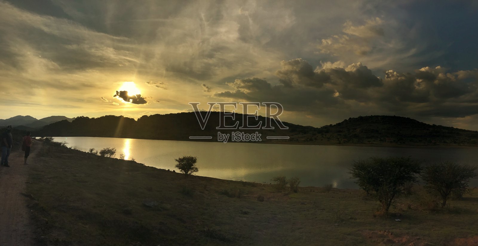 日落在奥科特阿瓜斯卡连特斯墨西哥美丽的大坝景观。照片摄影图片