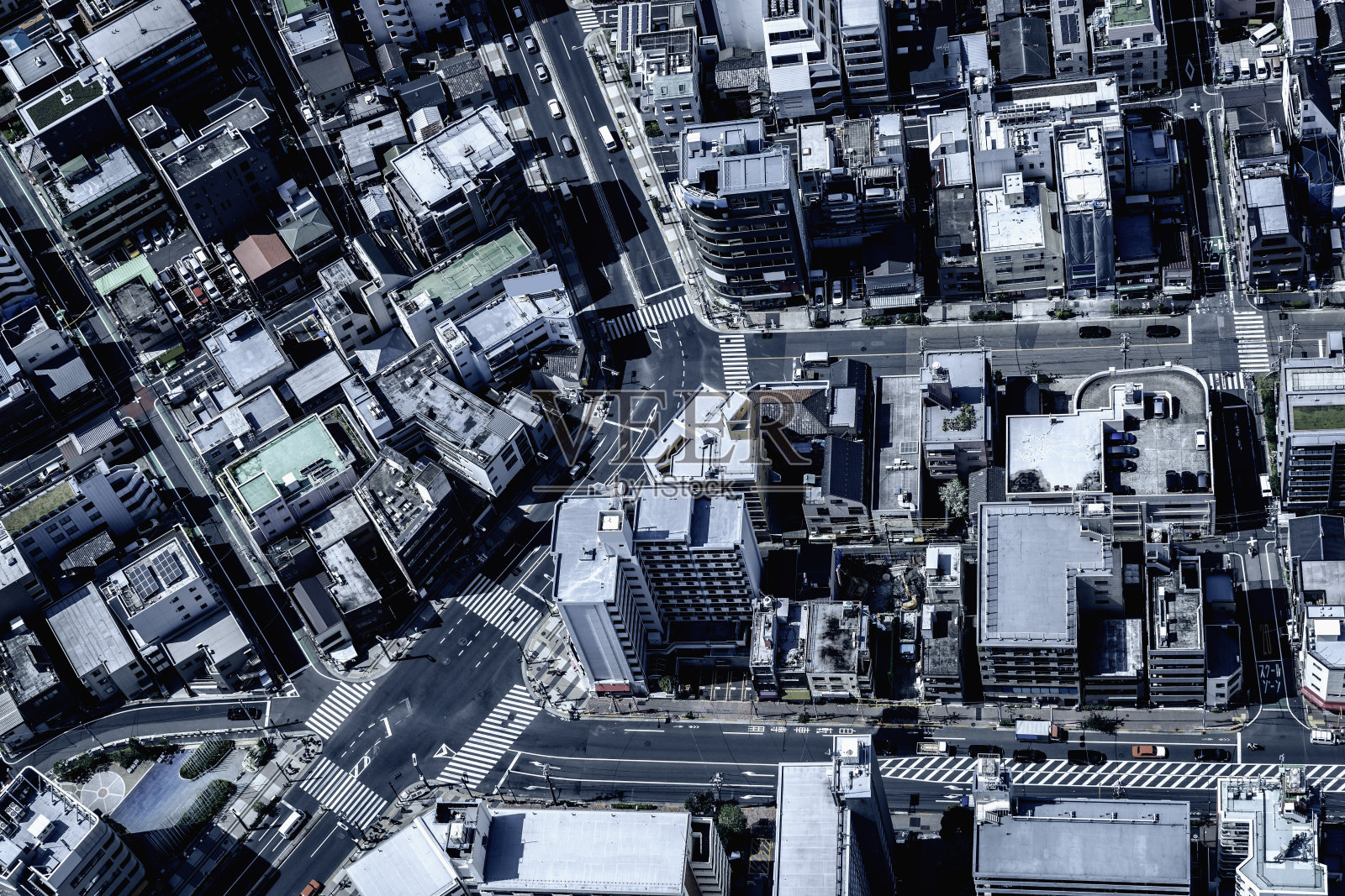 高角度的东京街道和密集的建筑数量照片摄影图片