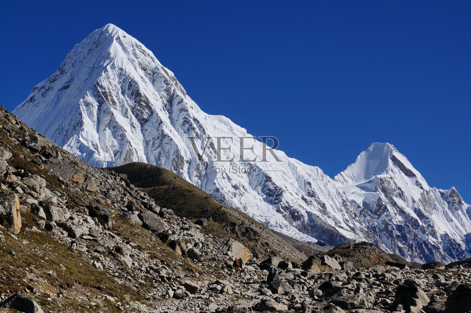 白雪覆盖的喜马拉雅山脉。照片摄影图片