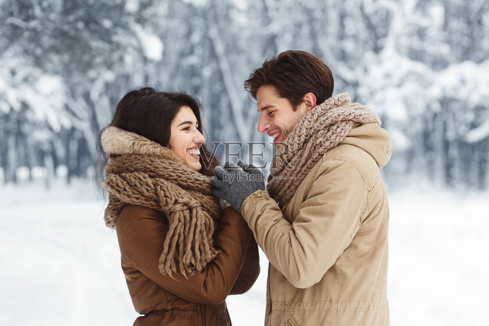 深情的男友牵着女友的手走在雪地里照片摄影图片