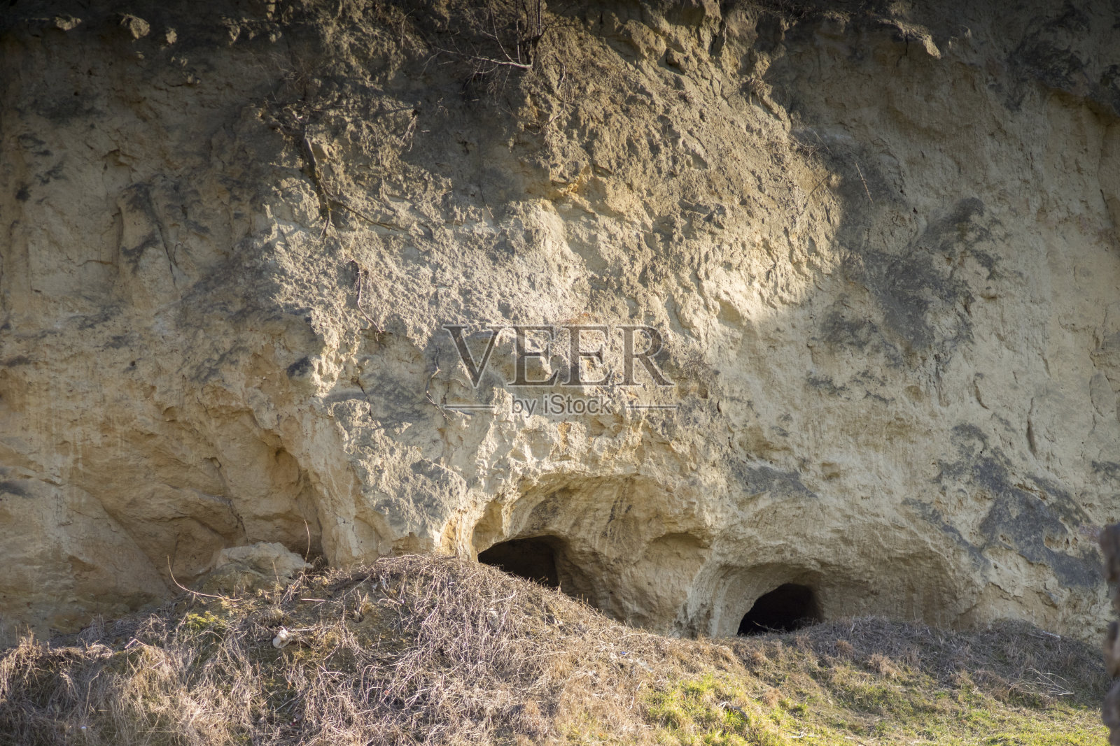 山里山洞的入口照片摄影图片