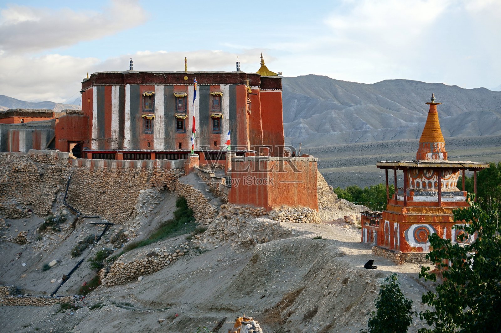 察朗贡巴是萨迦派的一座寺庙，建于1395年。照片摄影图片