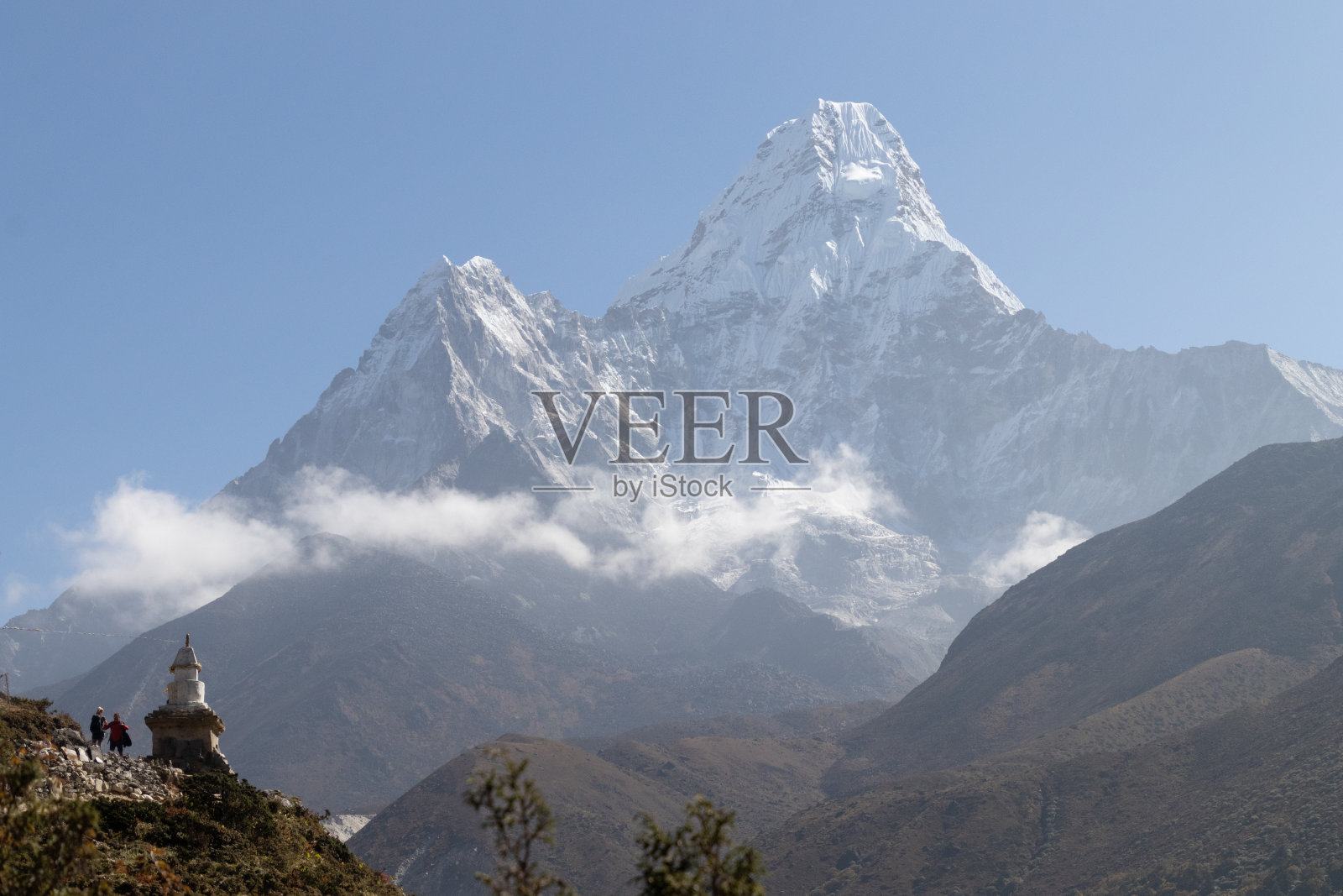 阿玛达布拉姆山是尼泊尔东部喜马拉雅山脉的一座山。主峰海拔6812米，较低的西峰海拔6170米照片摄影图片