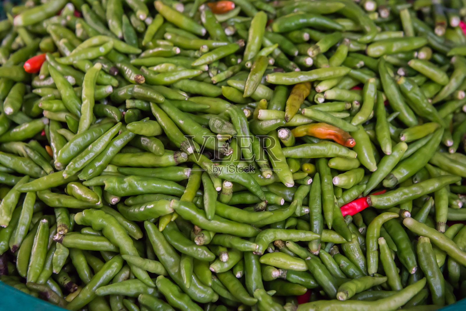 特写红色和绿色的泰国辣椒。照片摄影图片