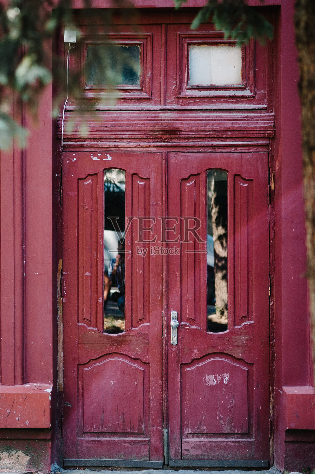 传统的五颜六色的老木门。照片摄影图片