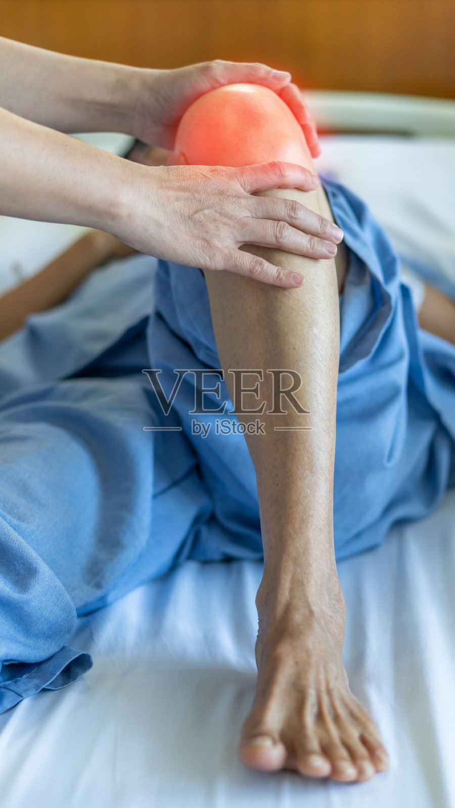 膝关节损伤和关节疼痛的老年患者在医生的外科医疗检查下，进行理疗治疗，从骨质疏松症、骨病或腿部关节手术照片摄影图片