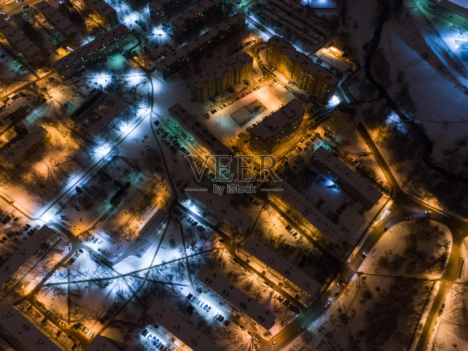 冬天郊区的避暑别墅里有一架无人机照片摄影图片