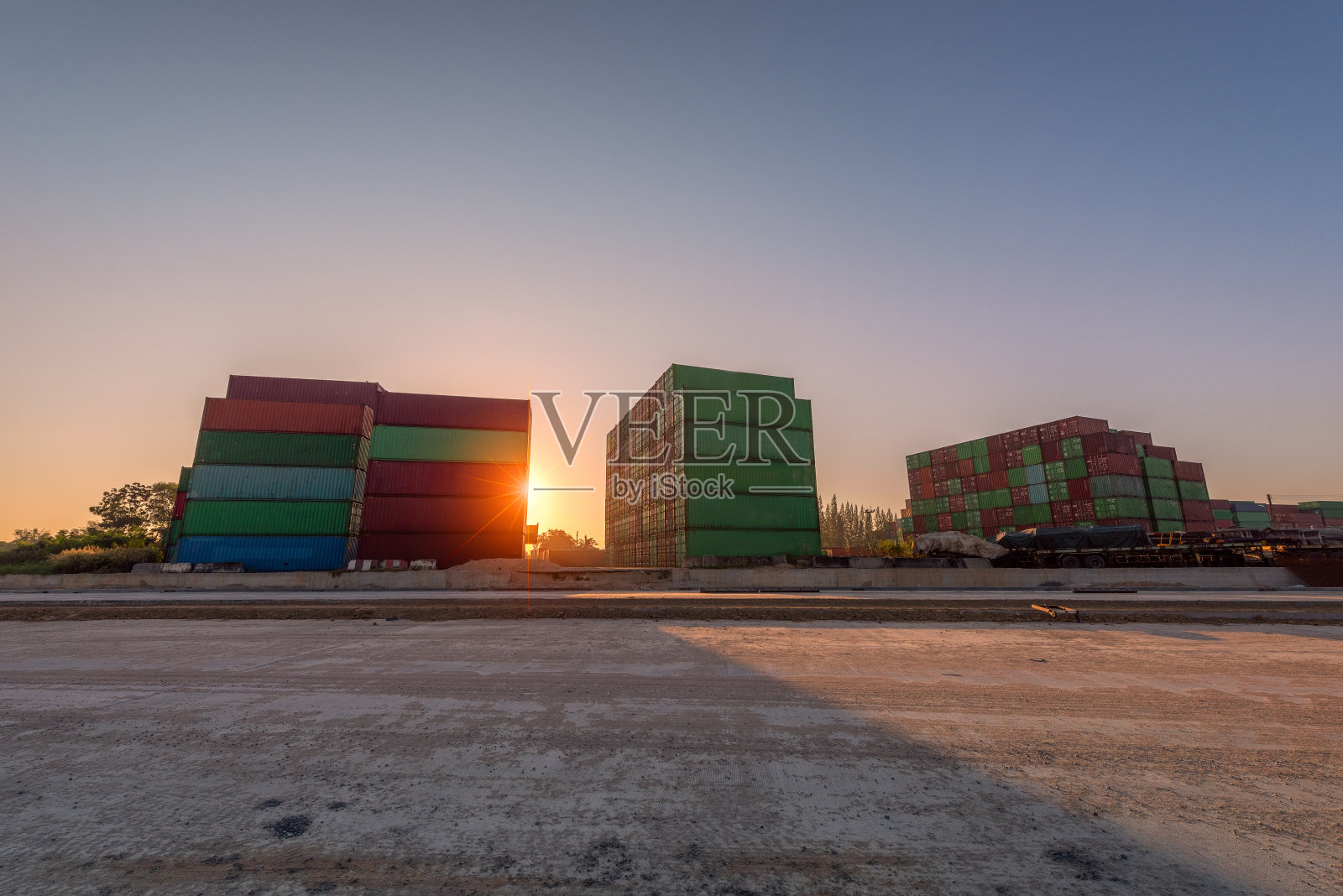 工业集装箱堆场的物流进出口业务在太阳日出的背景下照片摄影图片
