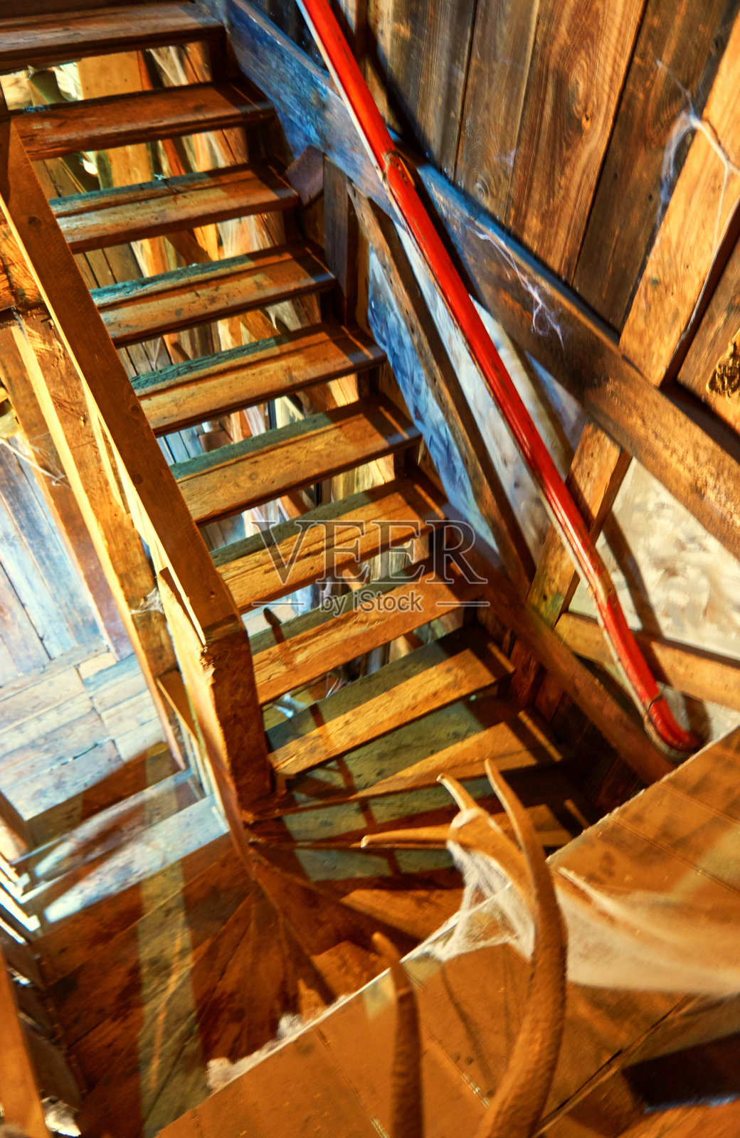 古老的复古木楼梯和墙壁。照片摄影图片